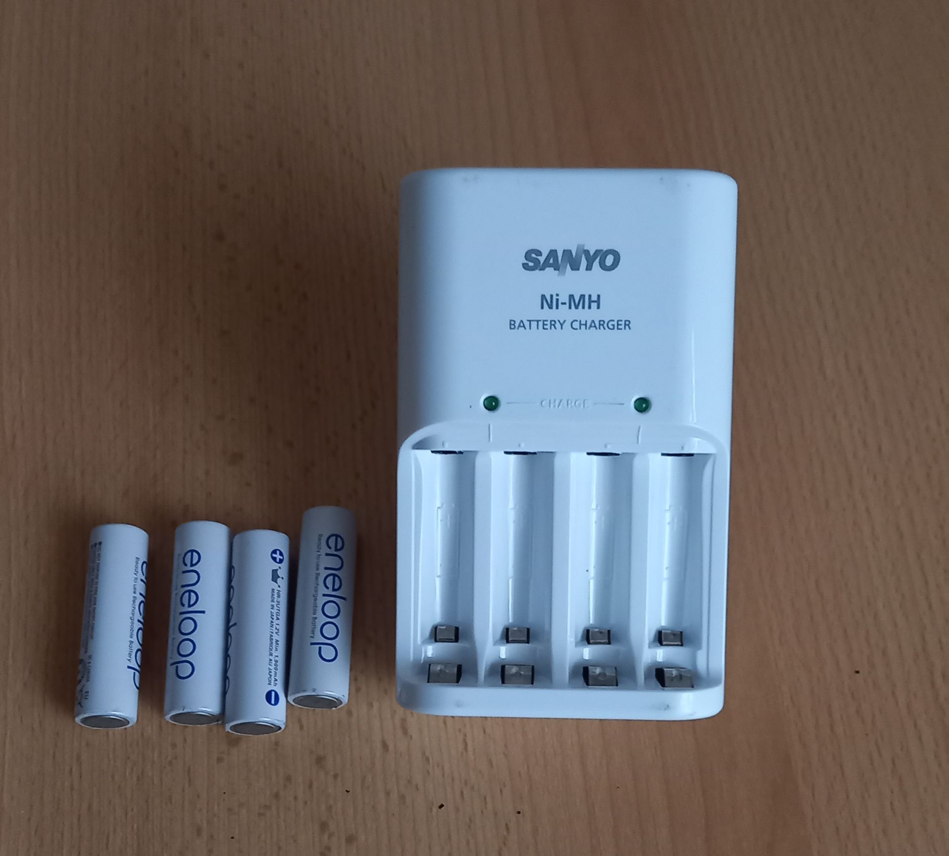 Sanyo Eneloop Ladegerät MQN04-Ni-MH-Weiß mit 4 Batterien AA Mignon Forderseite