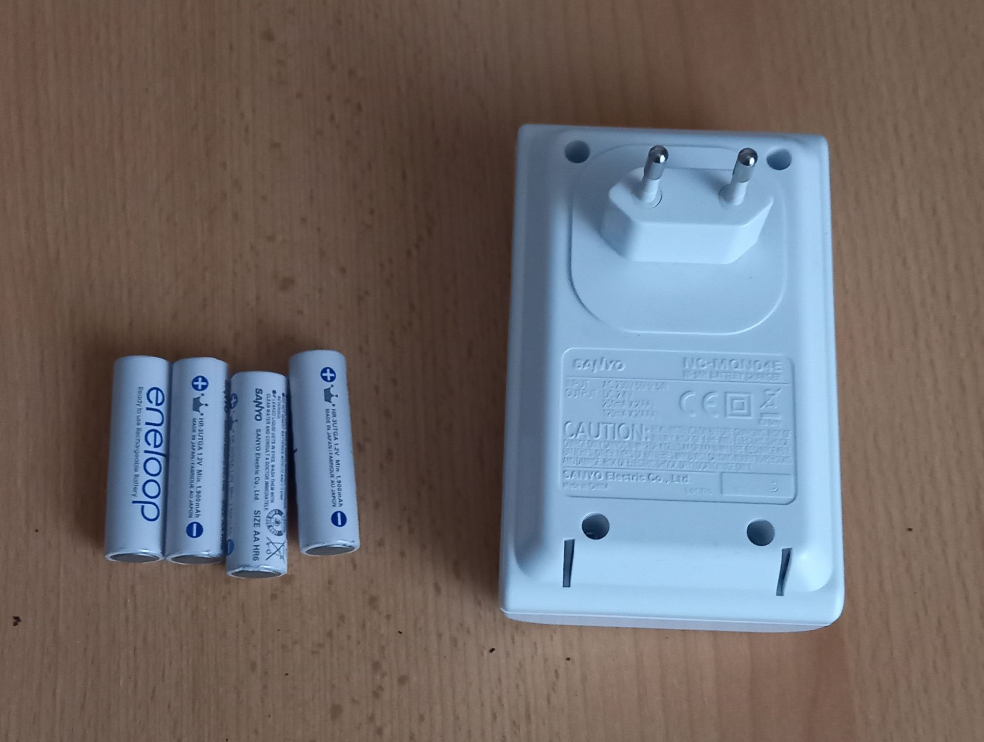 Sanyo Eneloop Ladegerät MQN04-Ni-MH-Weiß mit 4 Batterien AA Mignon Stecker