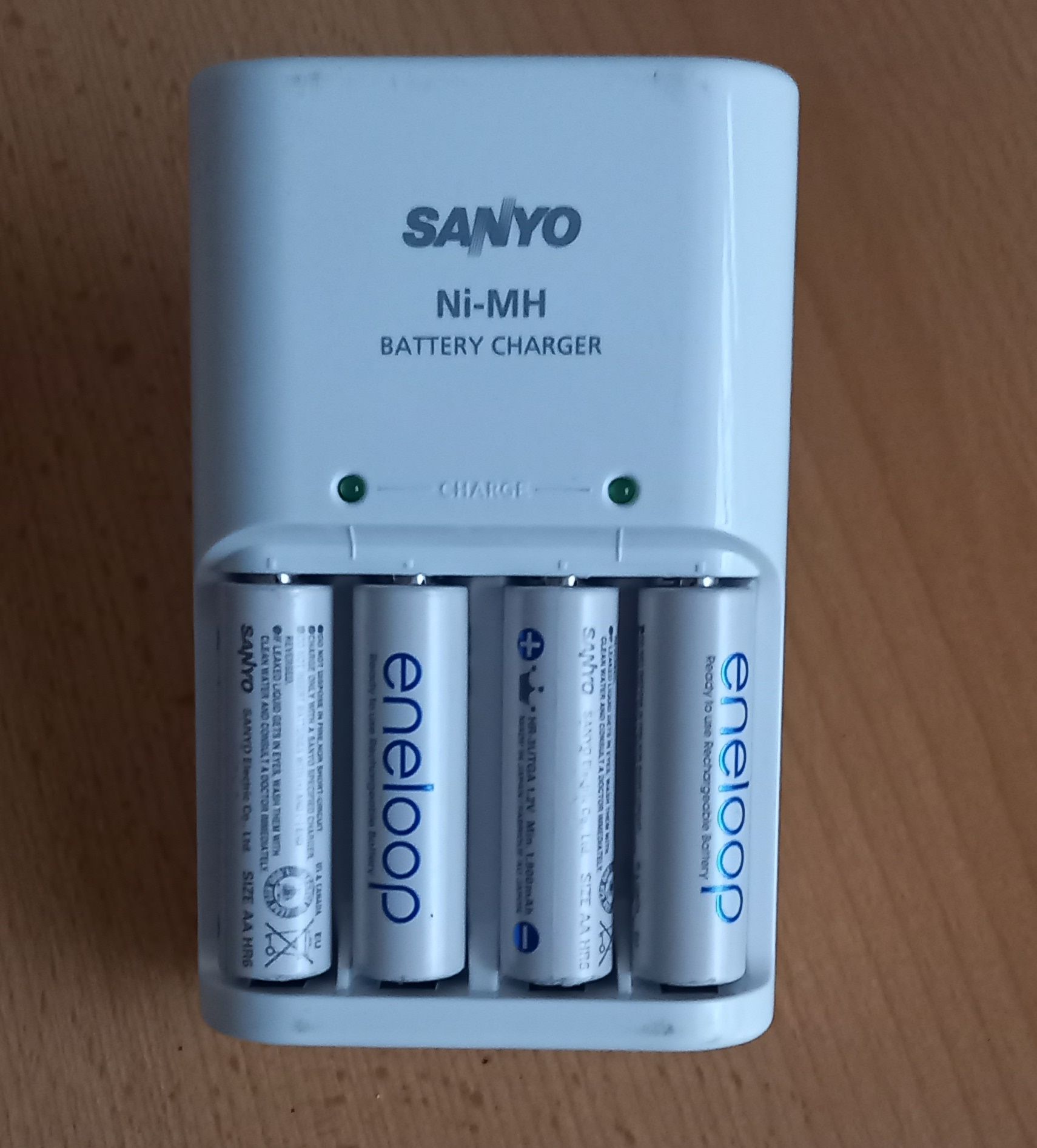 Sanyo Eneloop Ladegerät MQN04-Ni-MH-Weiß mit 4 Batterien AA Mignon