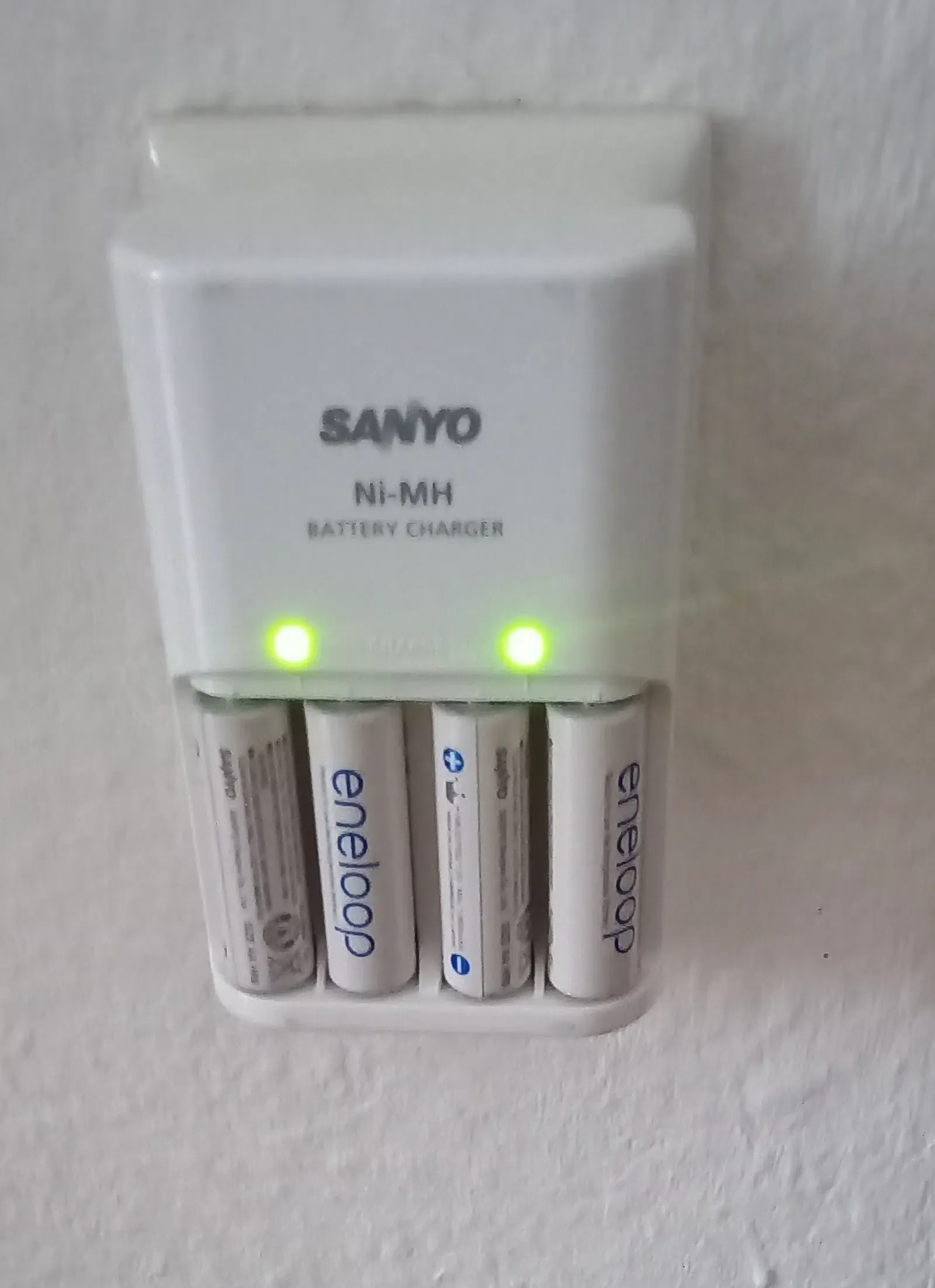Sanyo-Eneloop-Ladegerät-MQN04-Ni-MH-Weiß-4- Batterien-AA-Mignon-Kontrolleuchte