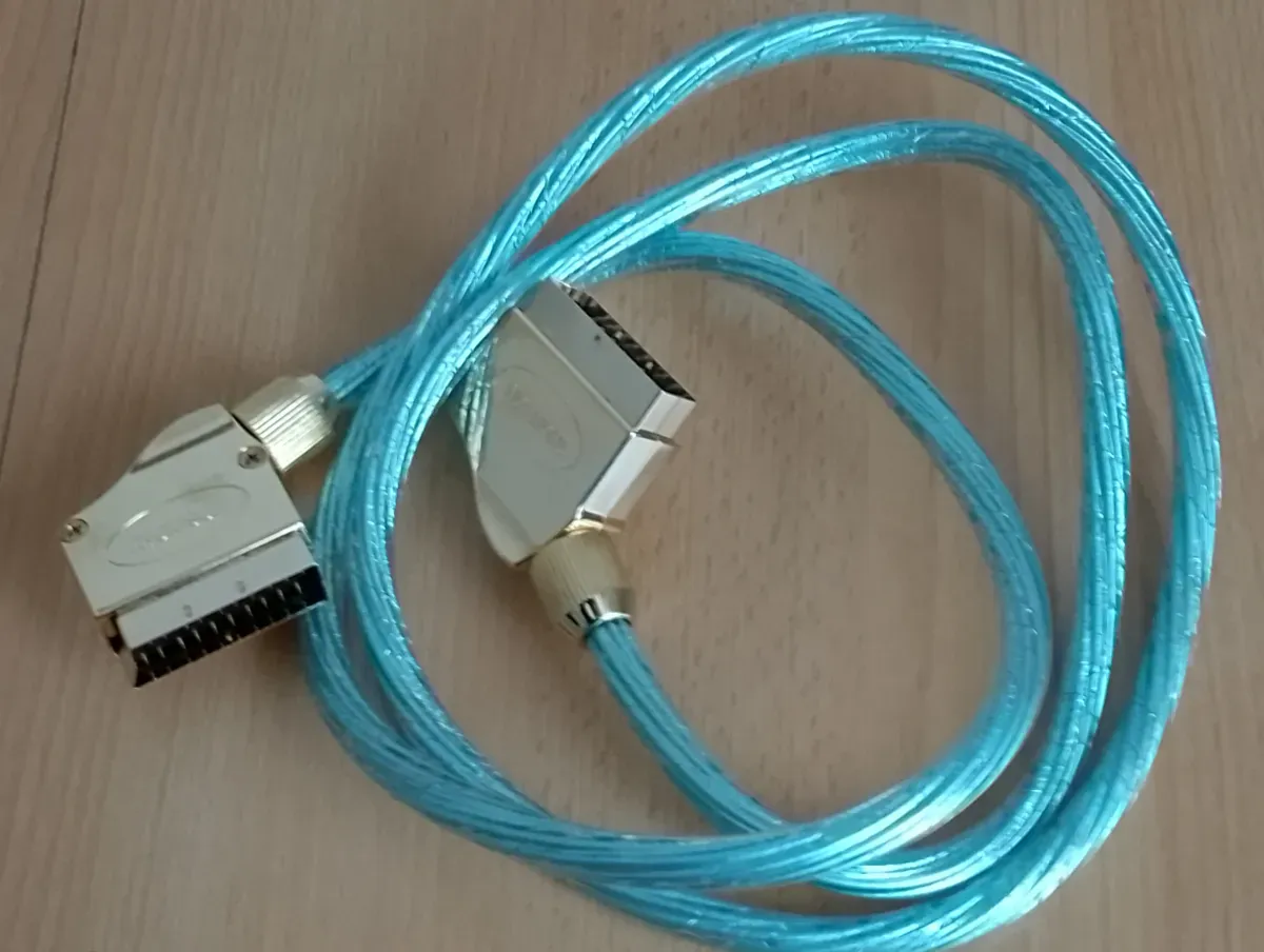 Scart-Kabel mit Gold-Anschlüssen Kabel ist Blau