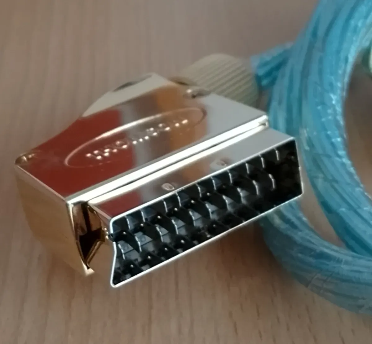 Blaues SCART-Kabel mit vergoldetem Anschluss und Stecker