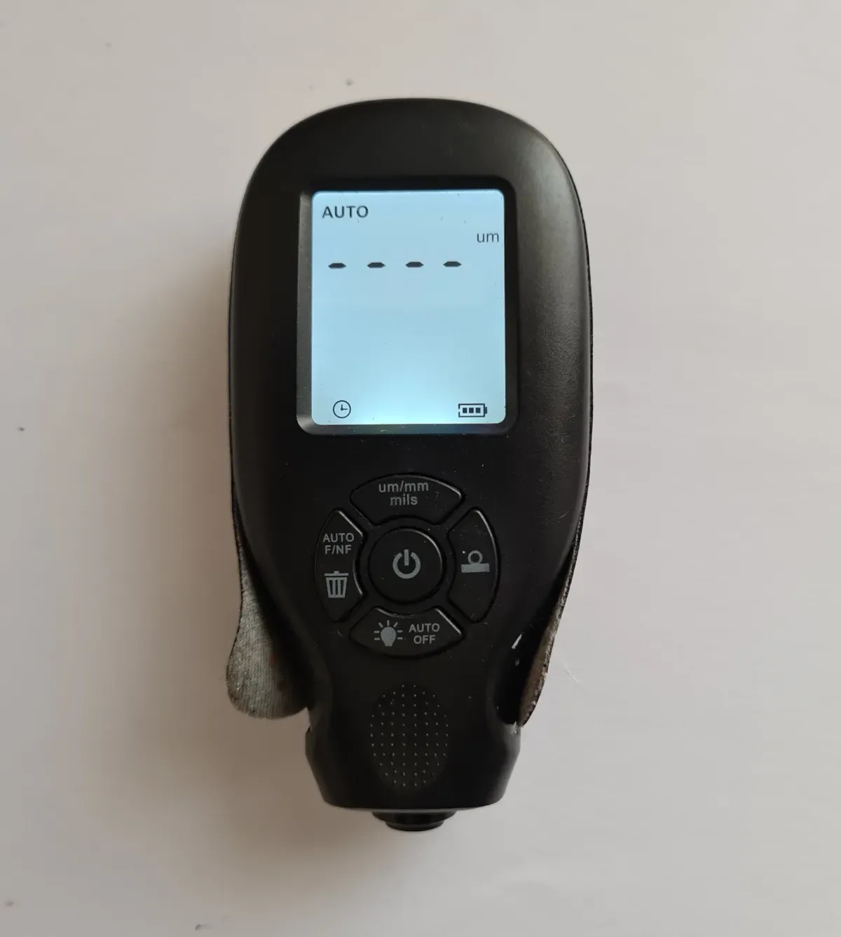 Schwarzes Lackschäden Unfallschäden Messgerät Display zeigt Striche.