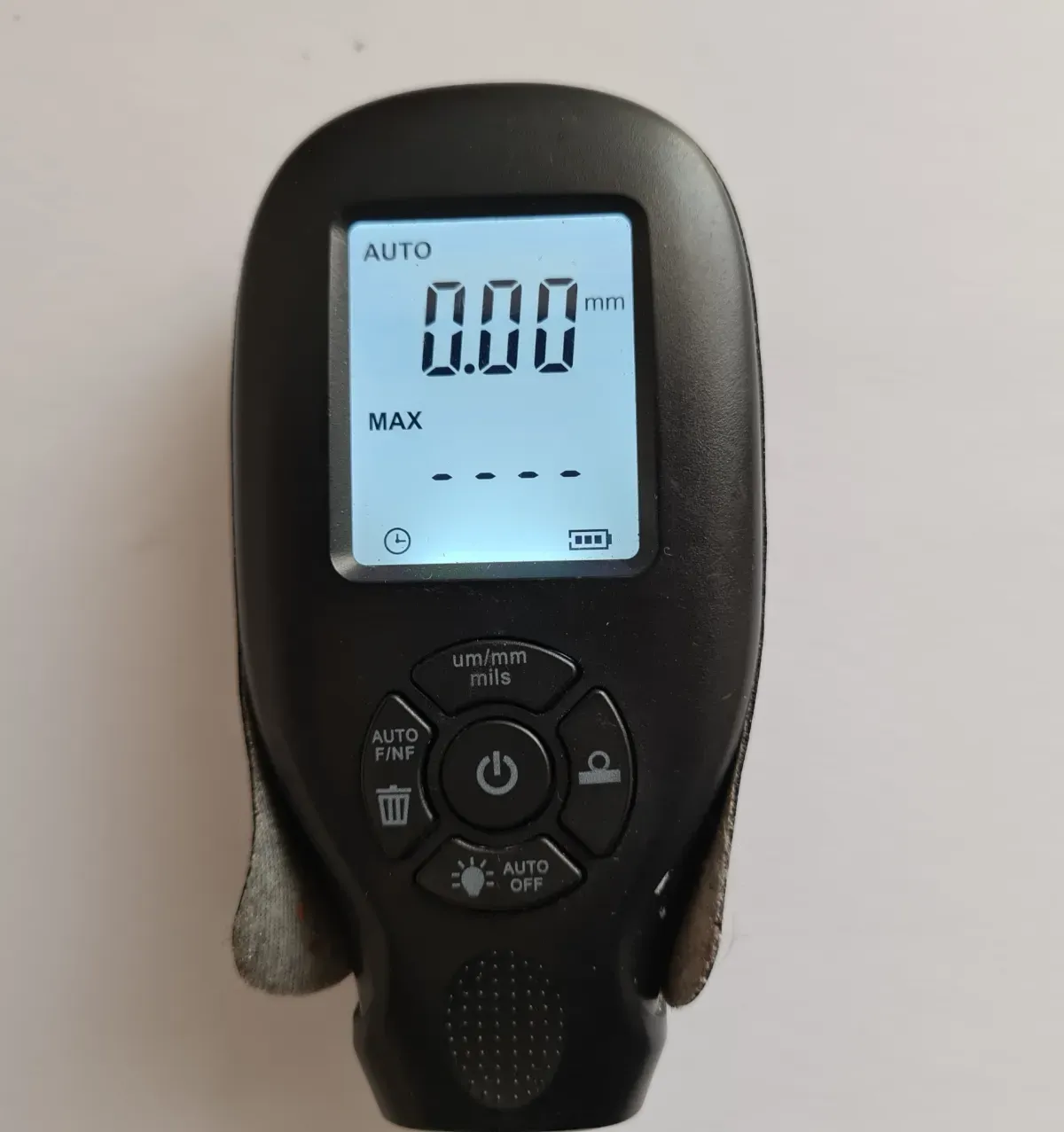 Schwarzes Lackschäden Unfallschäden Messgerät Display zeigt 0000