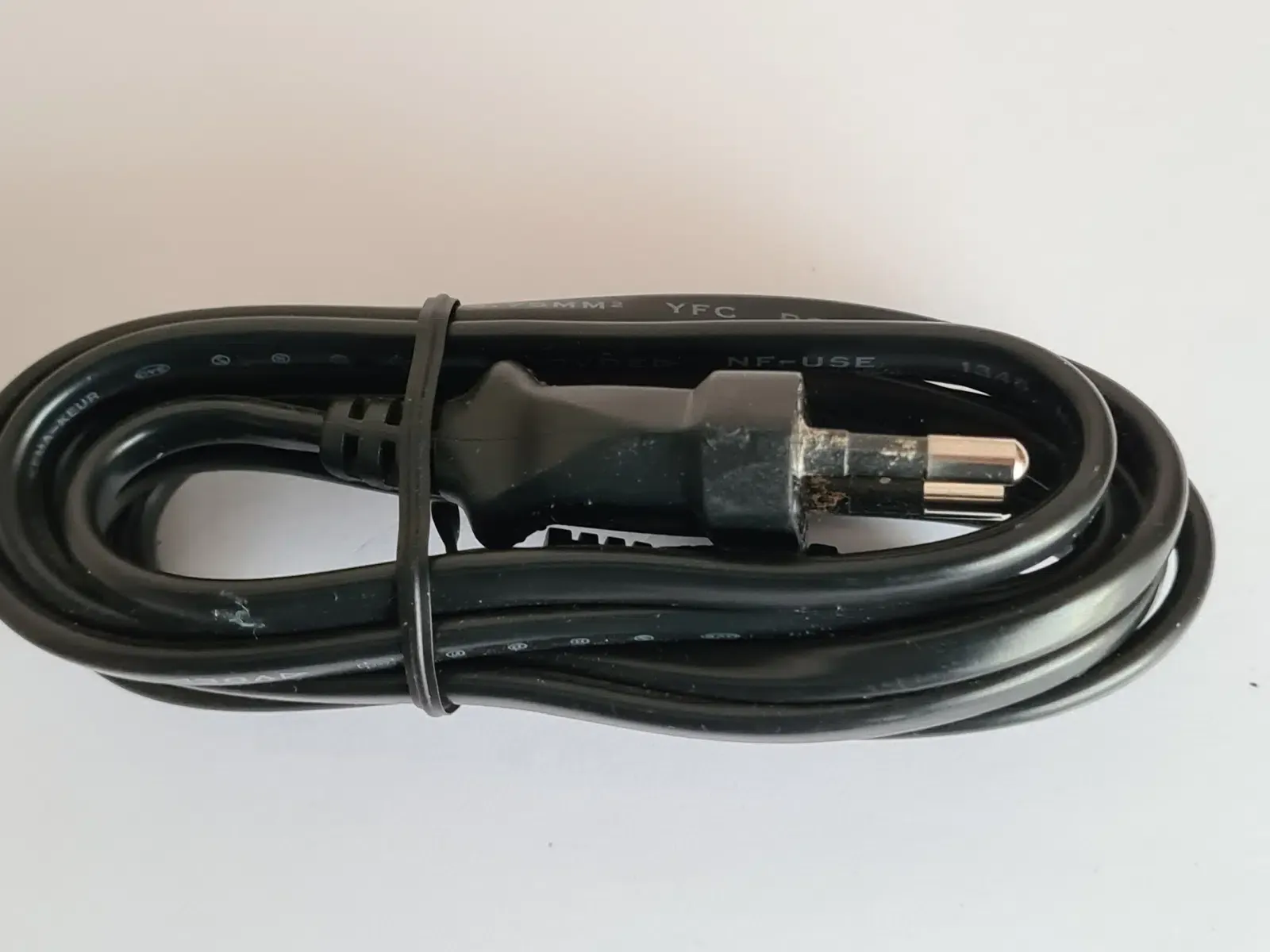 Schwarzer-Stromanschluss-Kabel (2)