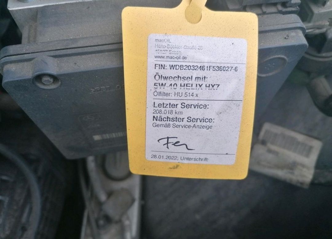 Mercedes 180 Kompressor Kombi Silber Ölwechsel Zettel am Motor