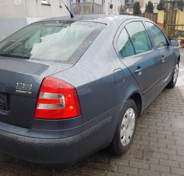 Skoda Octavia Blau Grau Limousine Fahrerseite Türen Teil Heck