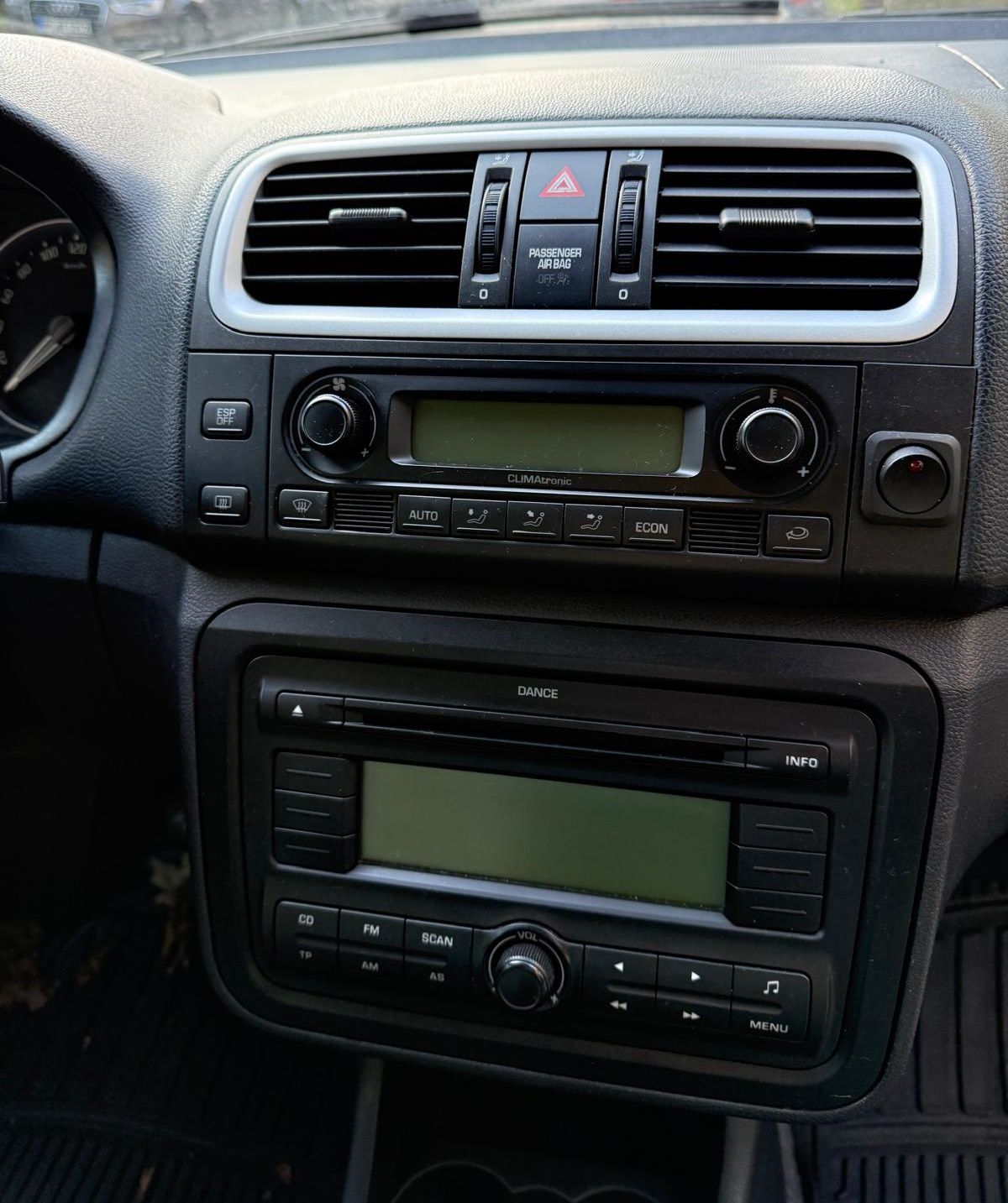Skoda-Roomster-Baujahr-2008-Innenraum-Radio-Cd Spieler