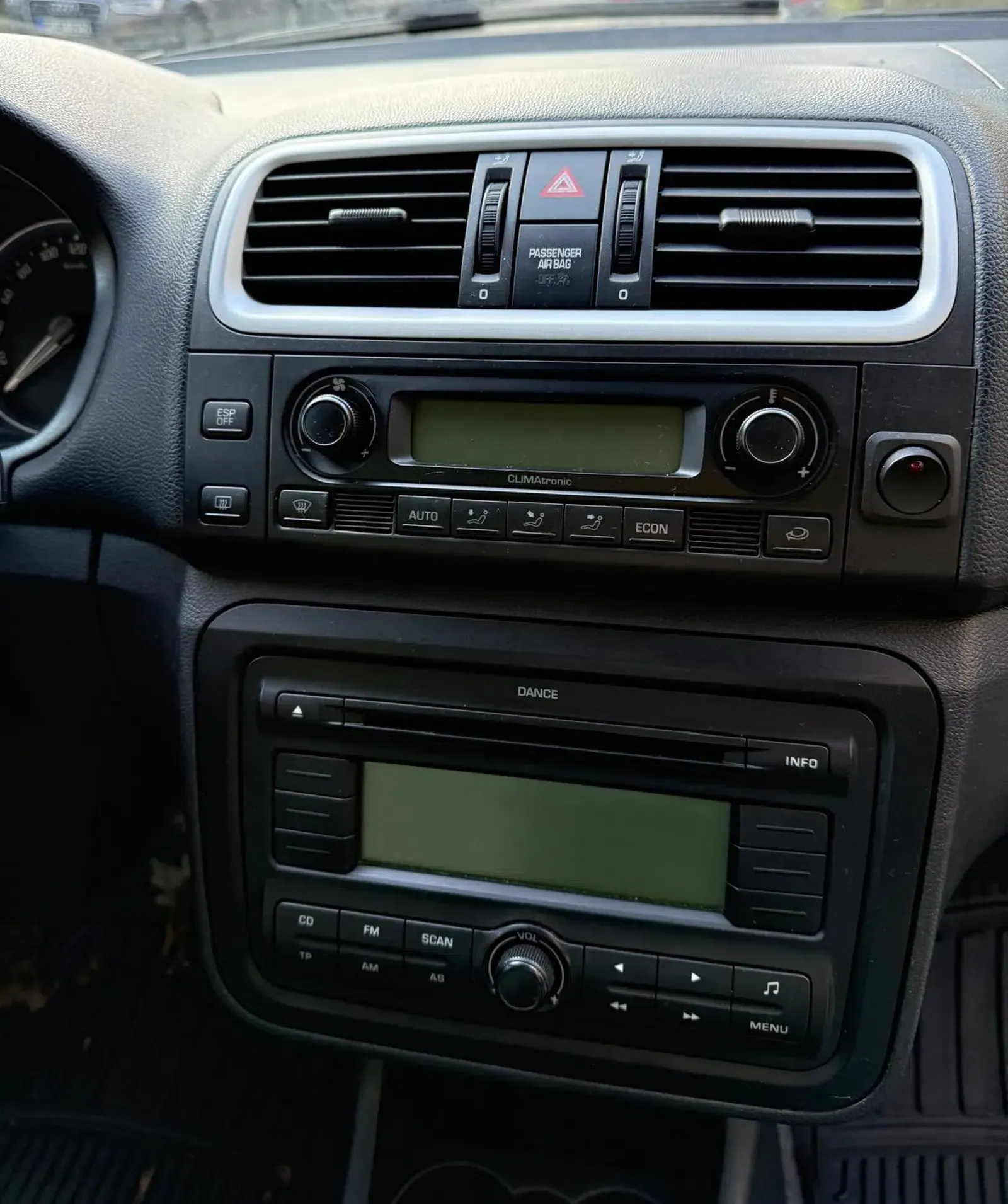 Skoda-Roomster-Baujahr-2008-Innenraum-Radio-Cd Spieler