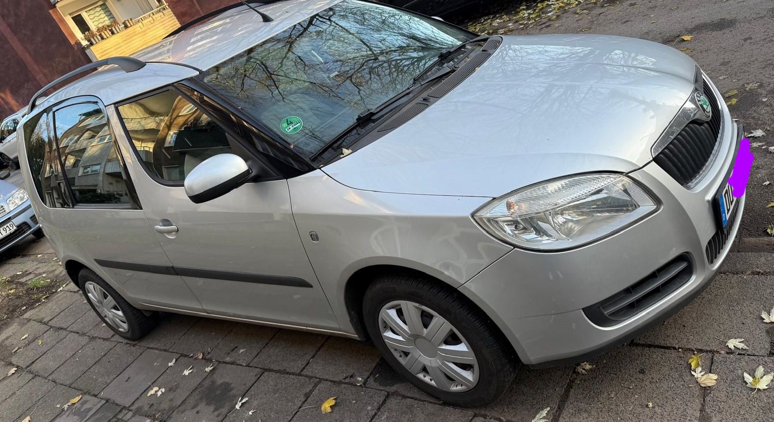 Skoda-Roomster-Baujahr-2008-Silber-Beifahrerseite-Front