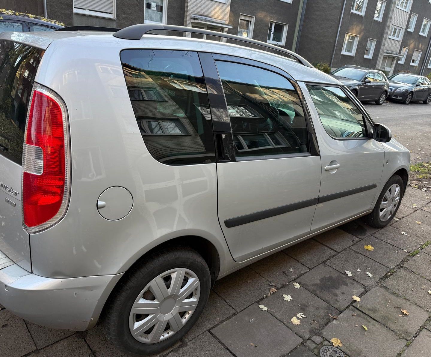 Skoda-Roomster-Baujahr-2008-Silber-Beifahrerseite-Heck