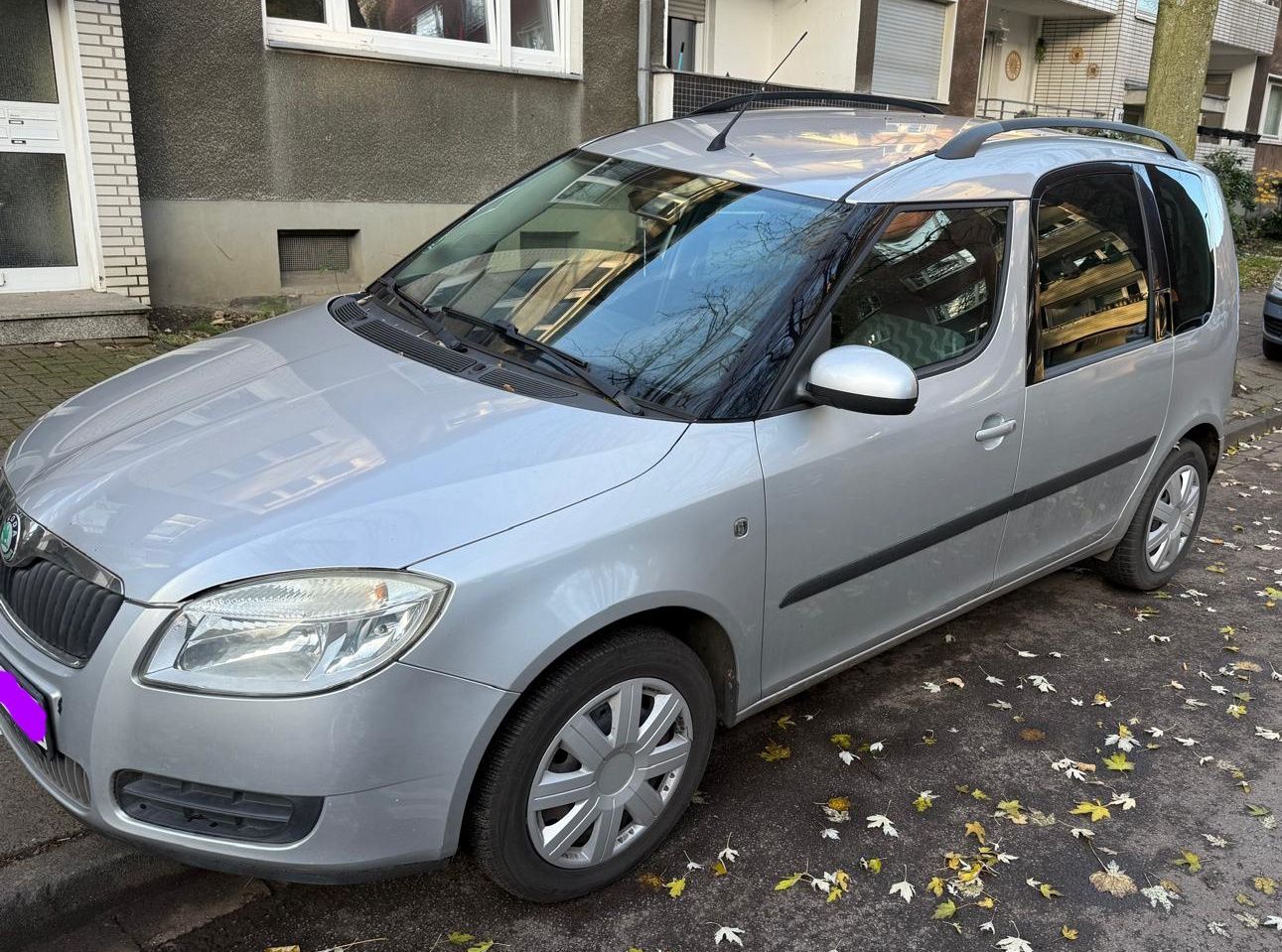 Skoda-Roomster-Baujahr-2008-Silber-Fahrerseite