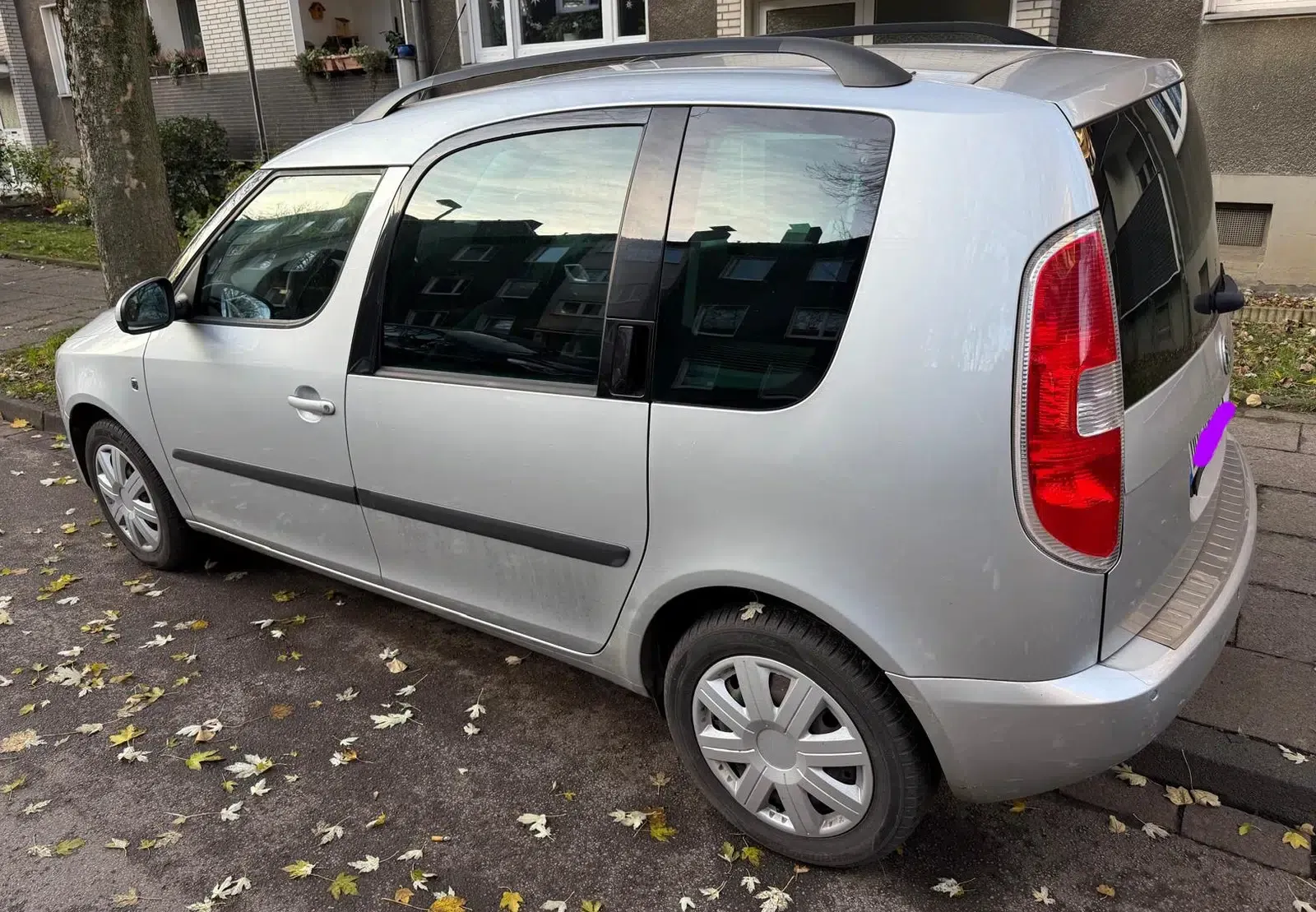 Skoda-Roomster-Baujahr-2008-Silber-Fahrerseite-Heck