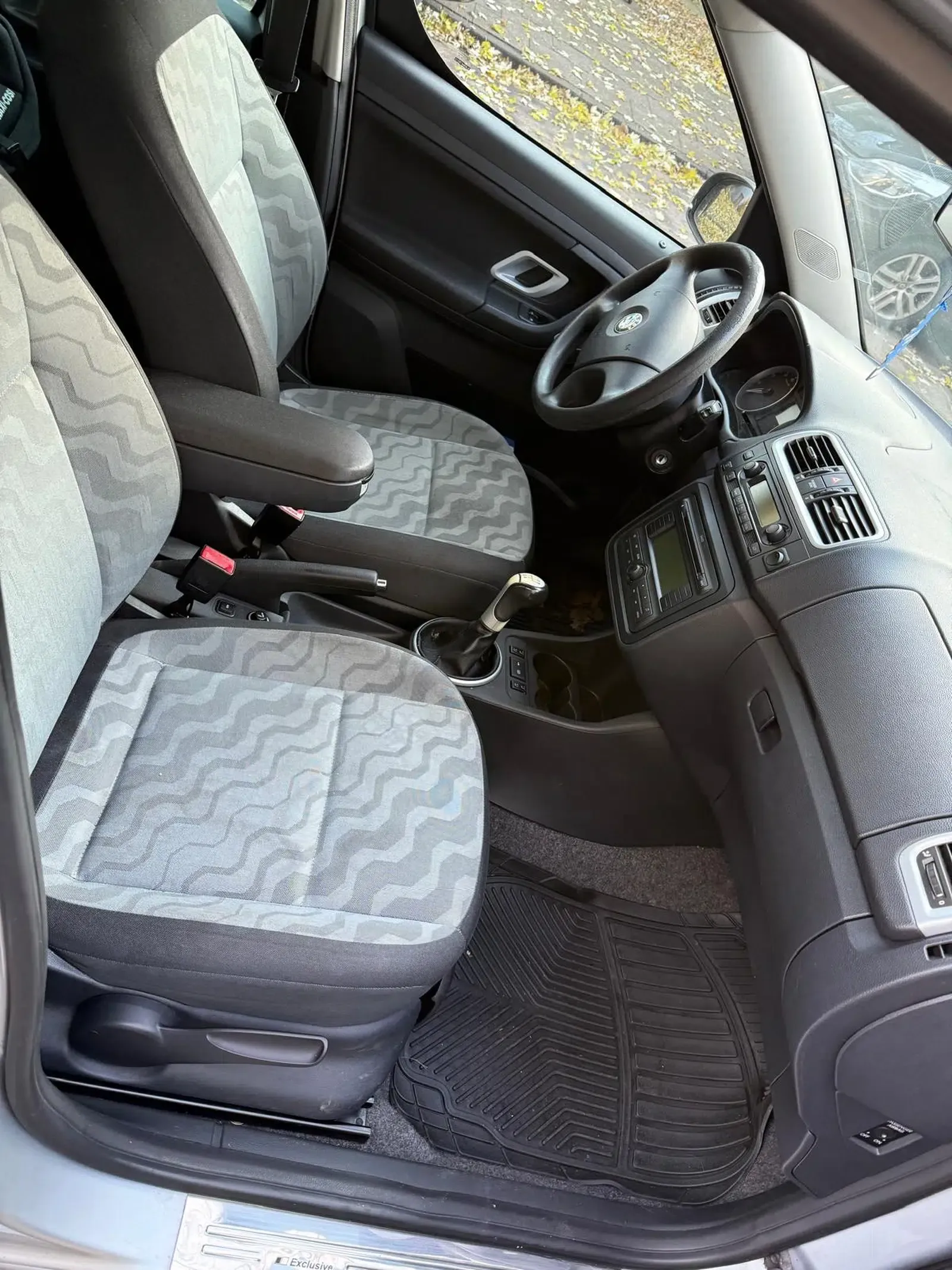 Skoda-Roomster-Baujahr-2008-Silber-Innenraum- Sitze Front