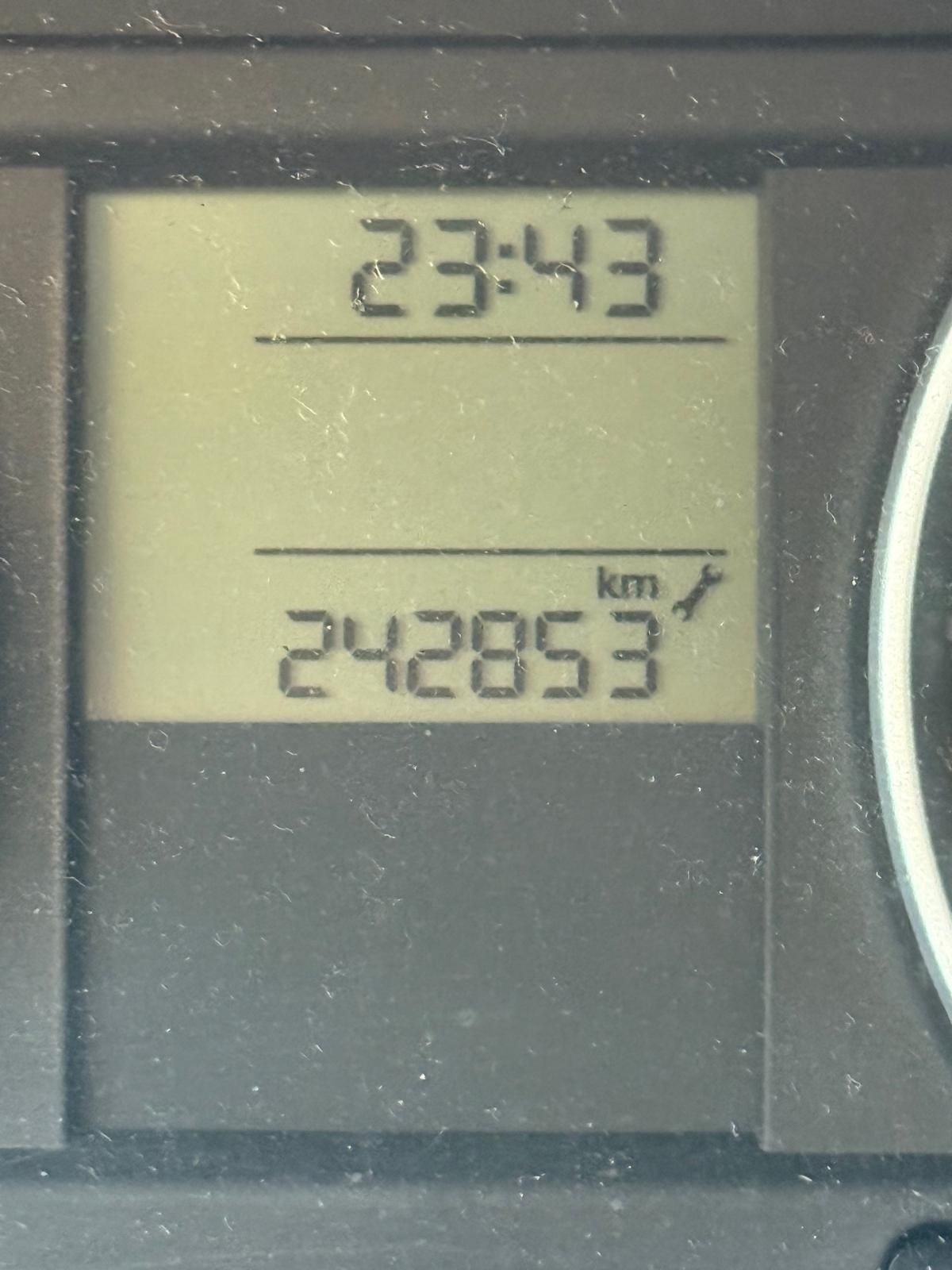 Skoda-Roomster-Baujahr-2008-Silber-Innenraum-Display-Tacho-Kilometerstand