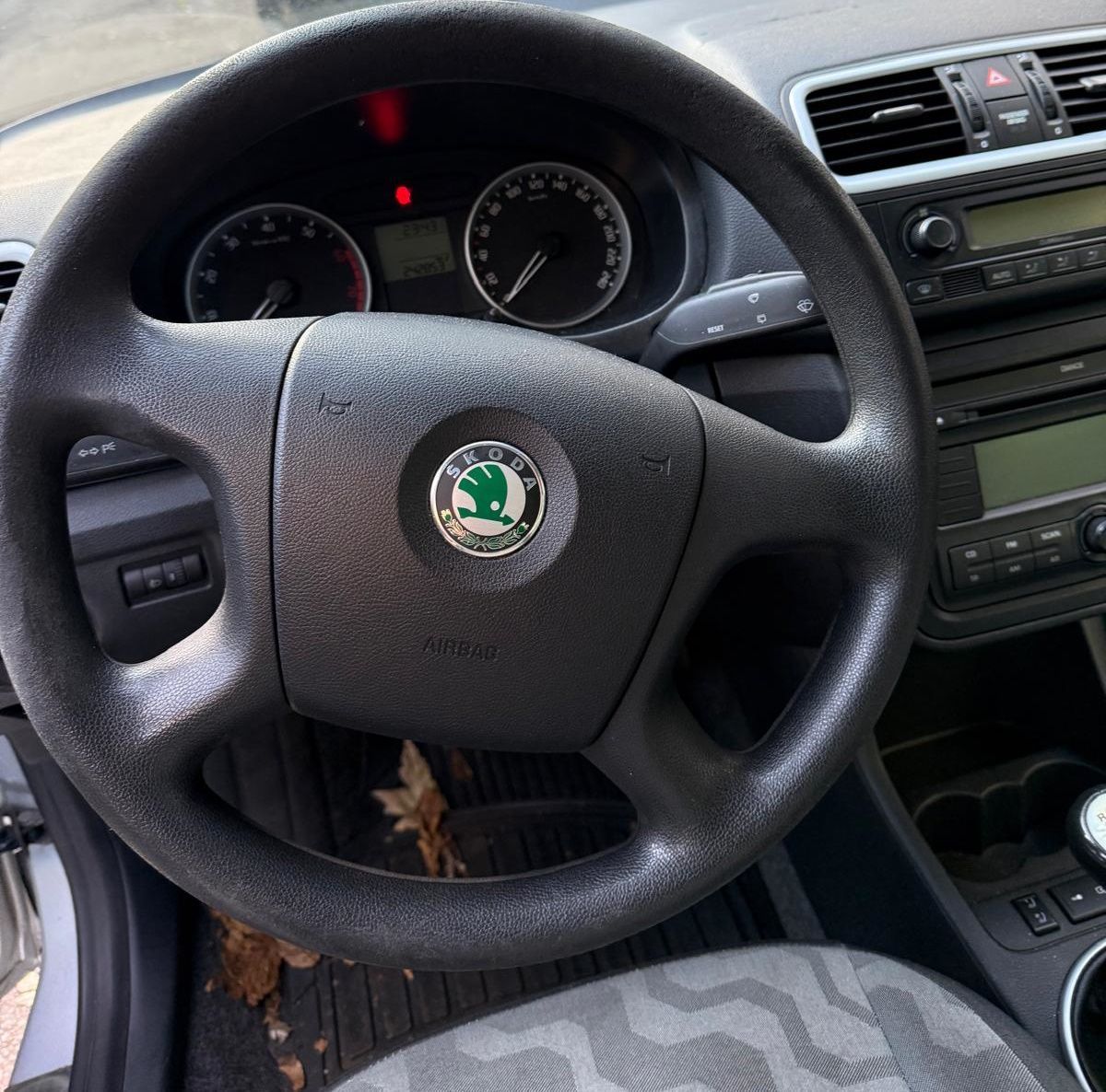 Skoda-Roomster-Baujahr-2008-Silber-Innenraum-Lenker