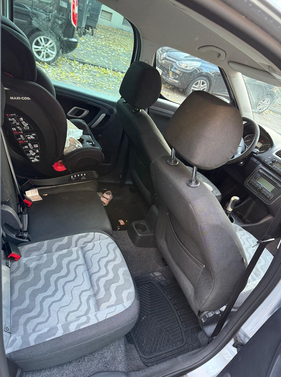 Skoda-Roomster-Baujahr-2008-Silber-Innenraum-Sitze Heck-Kindersitz