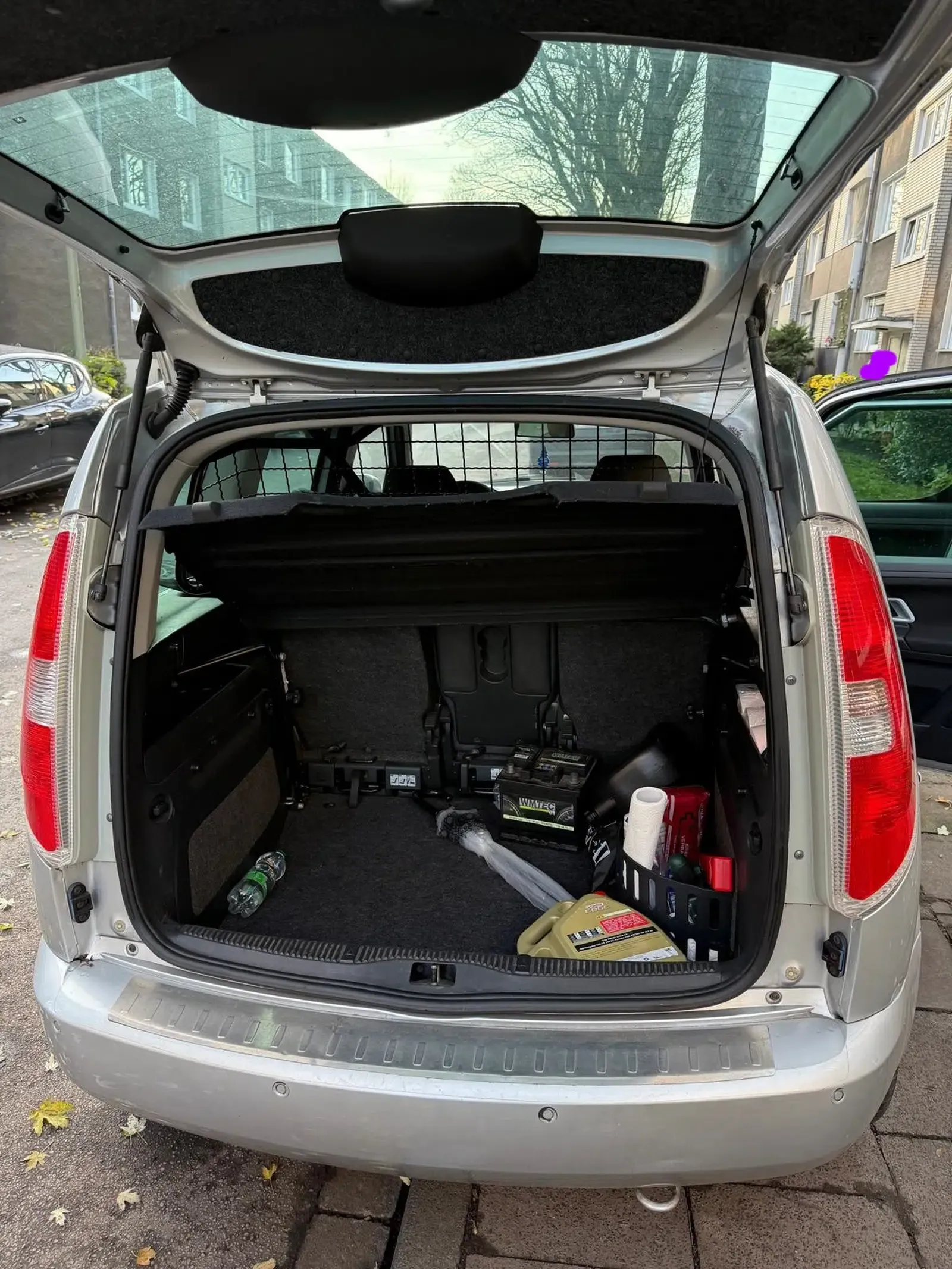 Skoda-Roomster-Baujahr-2008-Silber-Kofferraum