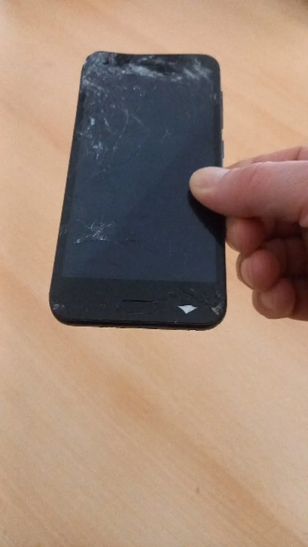 HTC One Smartphone zeigt eine Hand Das Handy Beschädigt Stark am Display