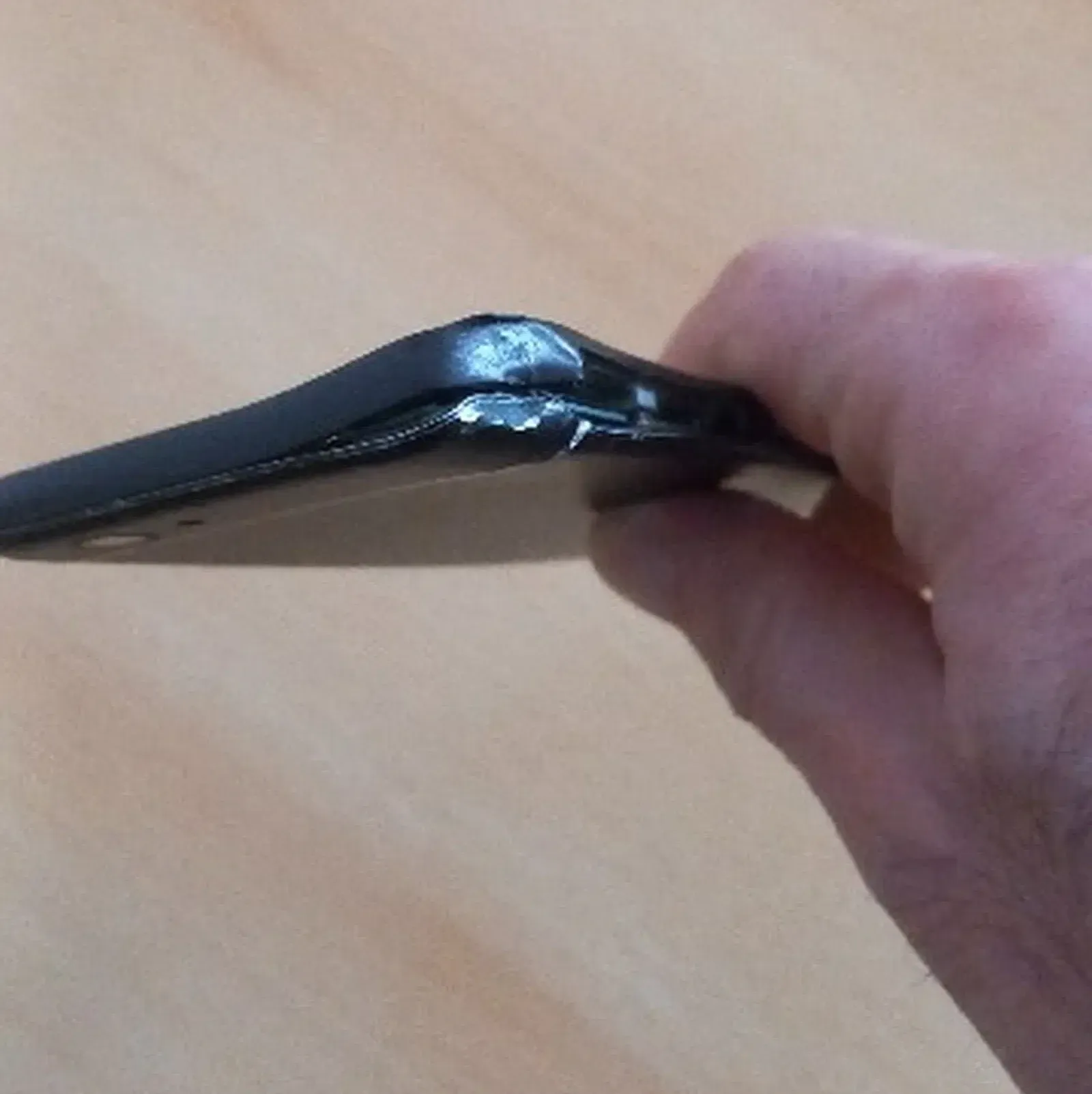 Smartphone-HTC-One-Seite Verbogen Beschädigt Ecken