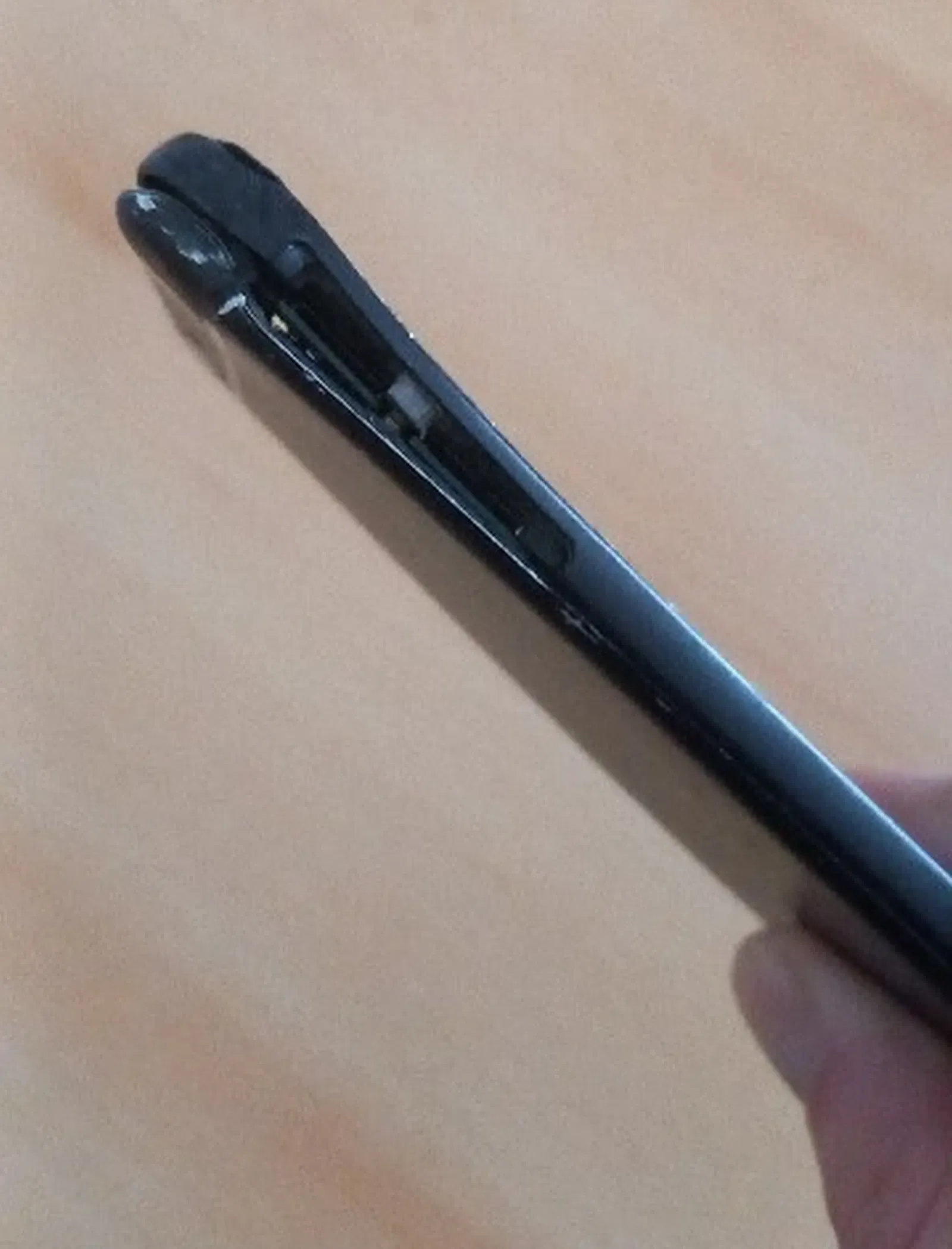 Smartphone-HTC-One-Sim Slot  Steckplatz Beschädigt-Seite Links