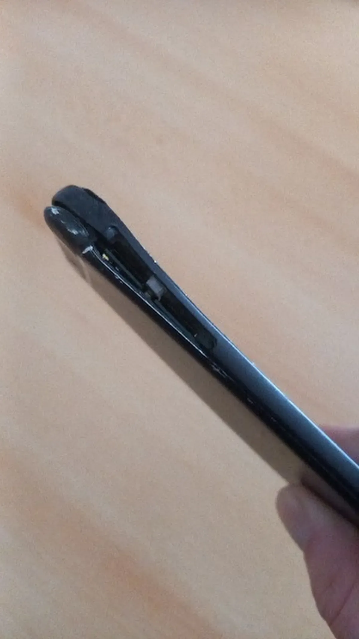 Das HTC One Smartphone zeigt an denn Seiten Beschädigungen auf