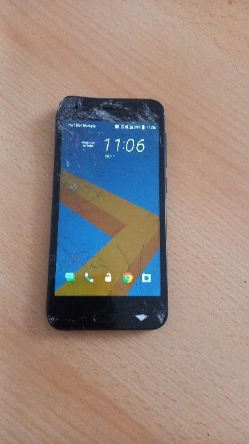 Smartphone-HTC-One-Startdisplay-Risse Display-Eingeschaltet