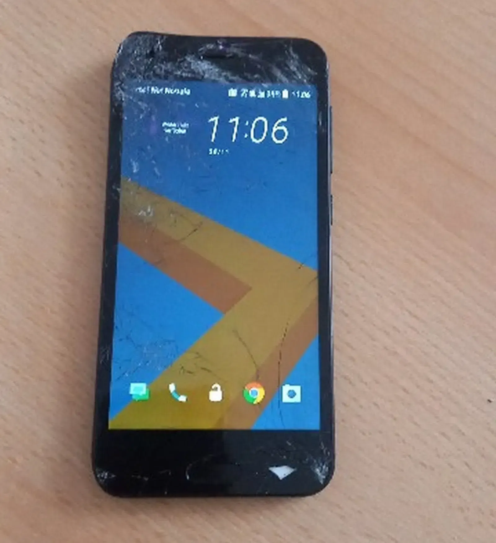 Smartphone-HTC-One-Startdisplay-Risse Display-Eingeschaltet