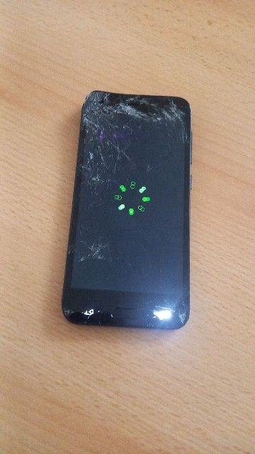 Smartphone-HTC-One-Startet-Display Stark Beschädigt