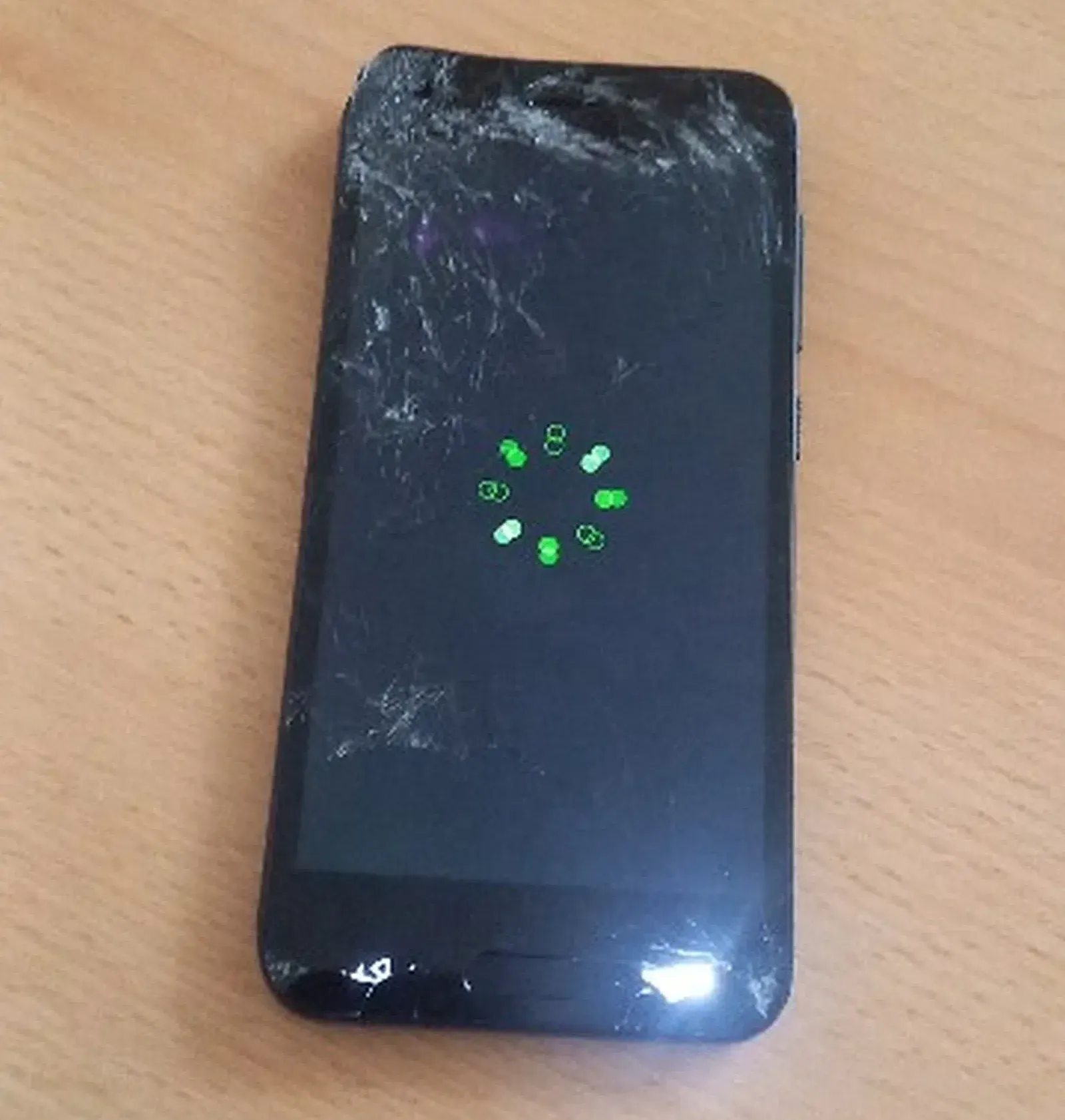 Smartphone-HTC-One-Startet-Display Stark Beschädigt