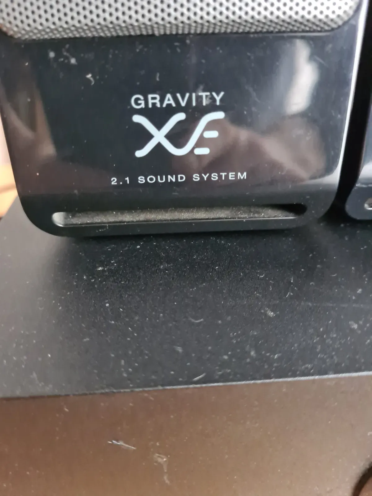 Gebrauchtes Speedlink Gravity XE-2.1 Subwoofer-System zeigt Model Name an.