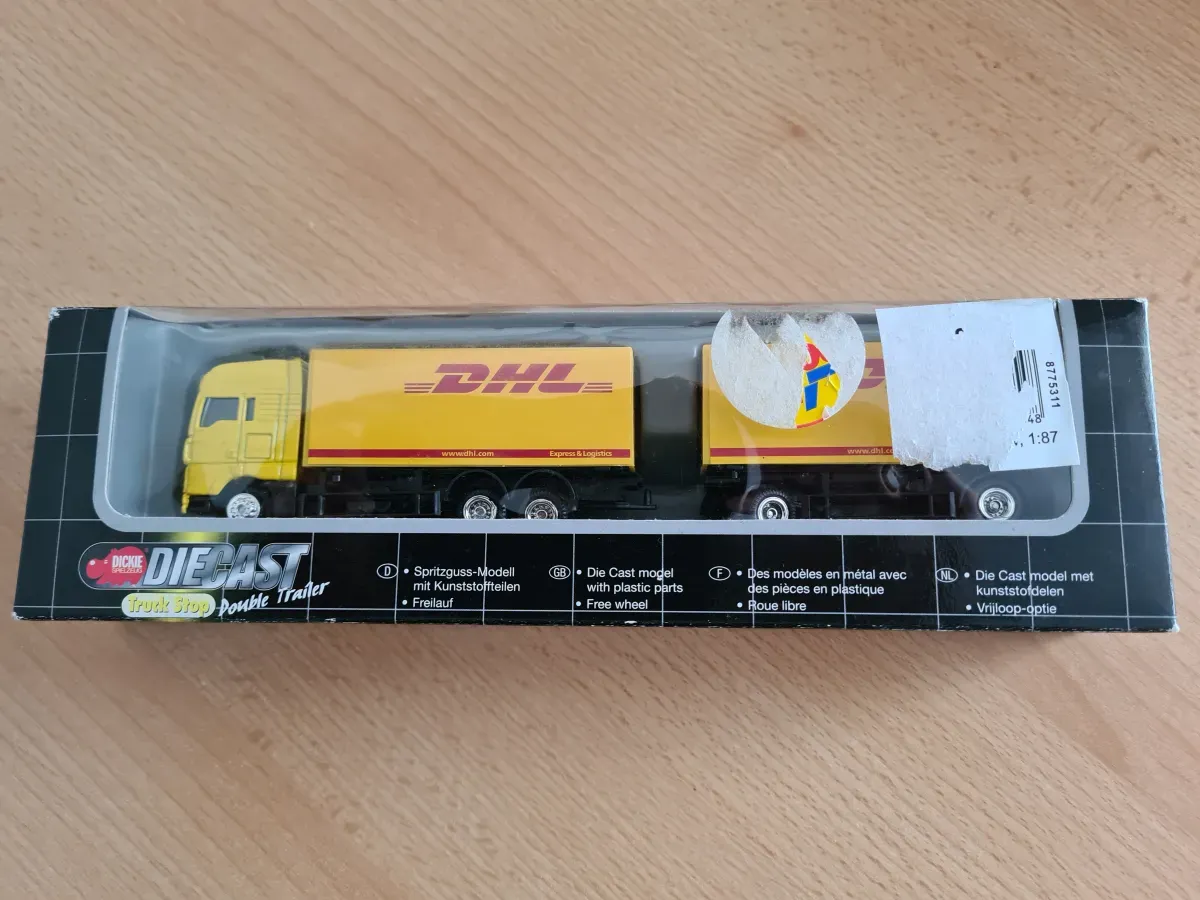 Modell-Sattelzug von Hagebau in Weiß mit grünem Logo und roter Schrift