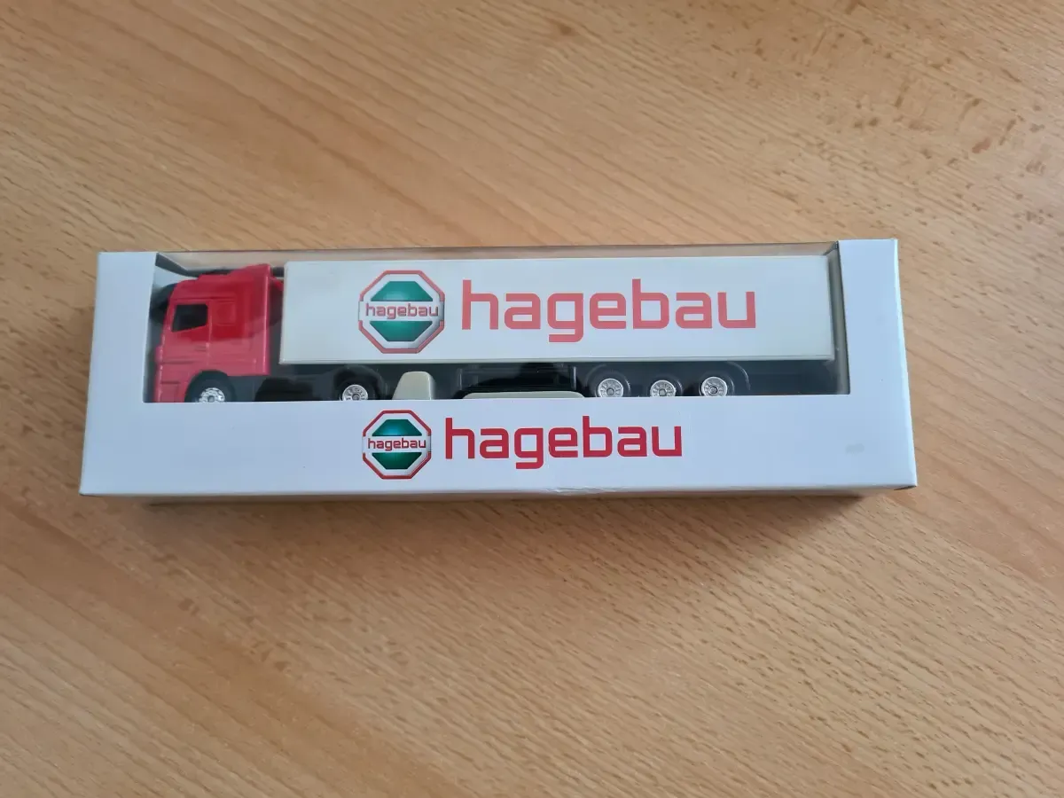 Miniatur Hagebau LKW mit roter Zugmaschine und weißem Anhänger, originalverpackt