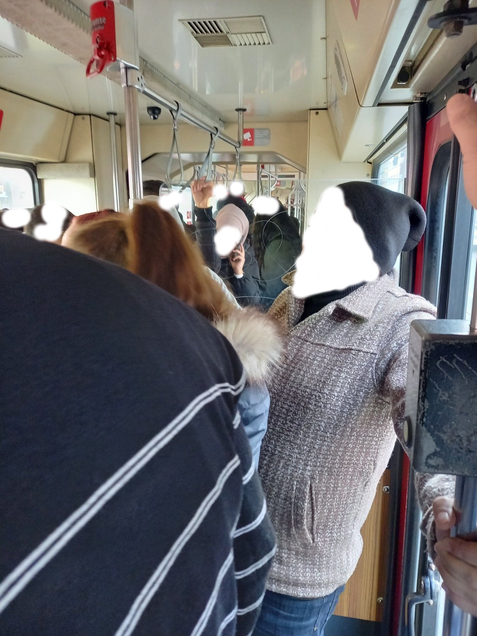 Straßenbahn DVG Überfüllt keine Sitzplätze