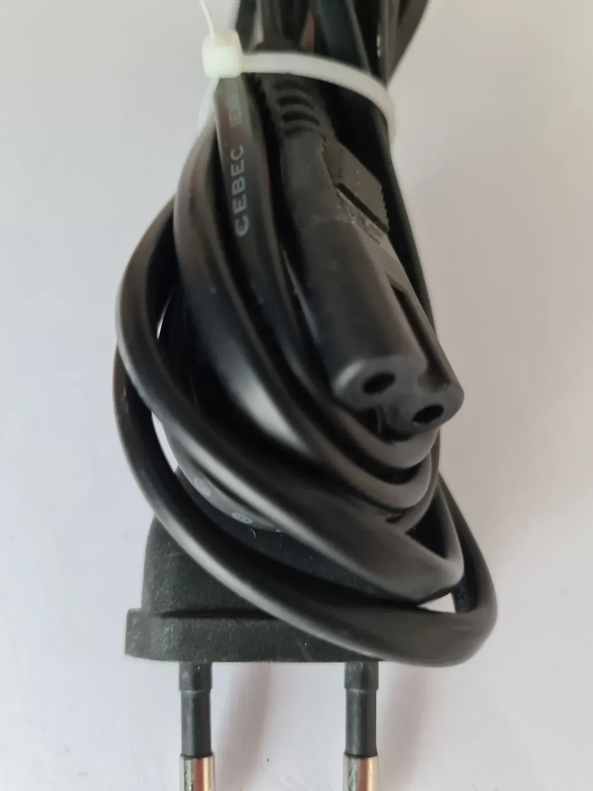 Schwarzer Stromanschlusskabel für verschiedene Endgeräte