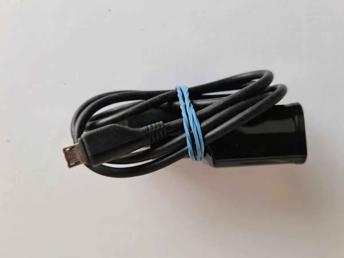 Zusammen gebundenes USB Kabel für PC und Smartphone Handy mit Strom Adapter.