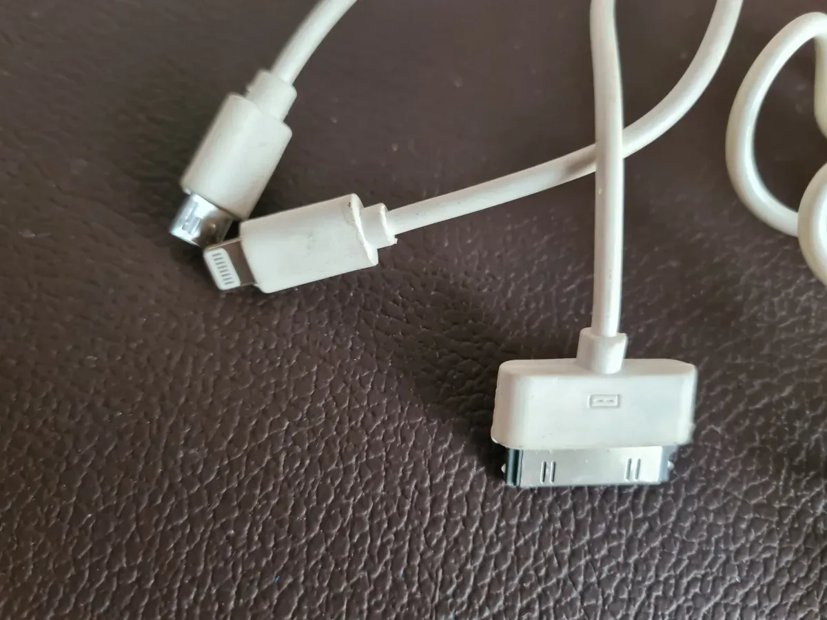 Weißes USB Zigarettenanschluss - Ladekabel IPhone Samsung