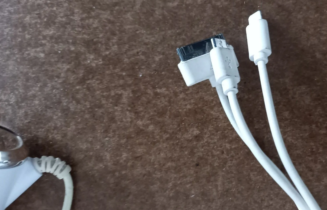 USB-Ladekabel-KFZ-Iphone-Samsung-Weiß-Stecker Smartphone