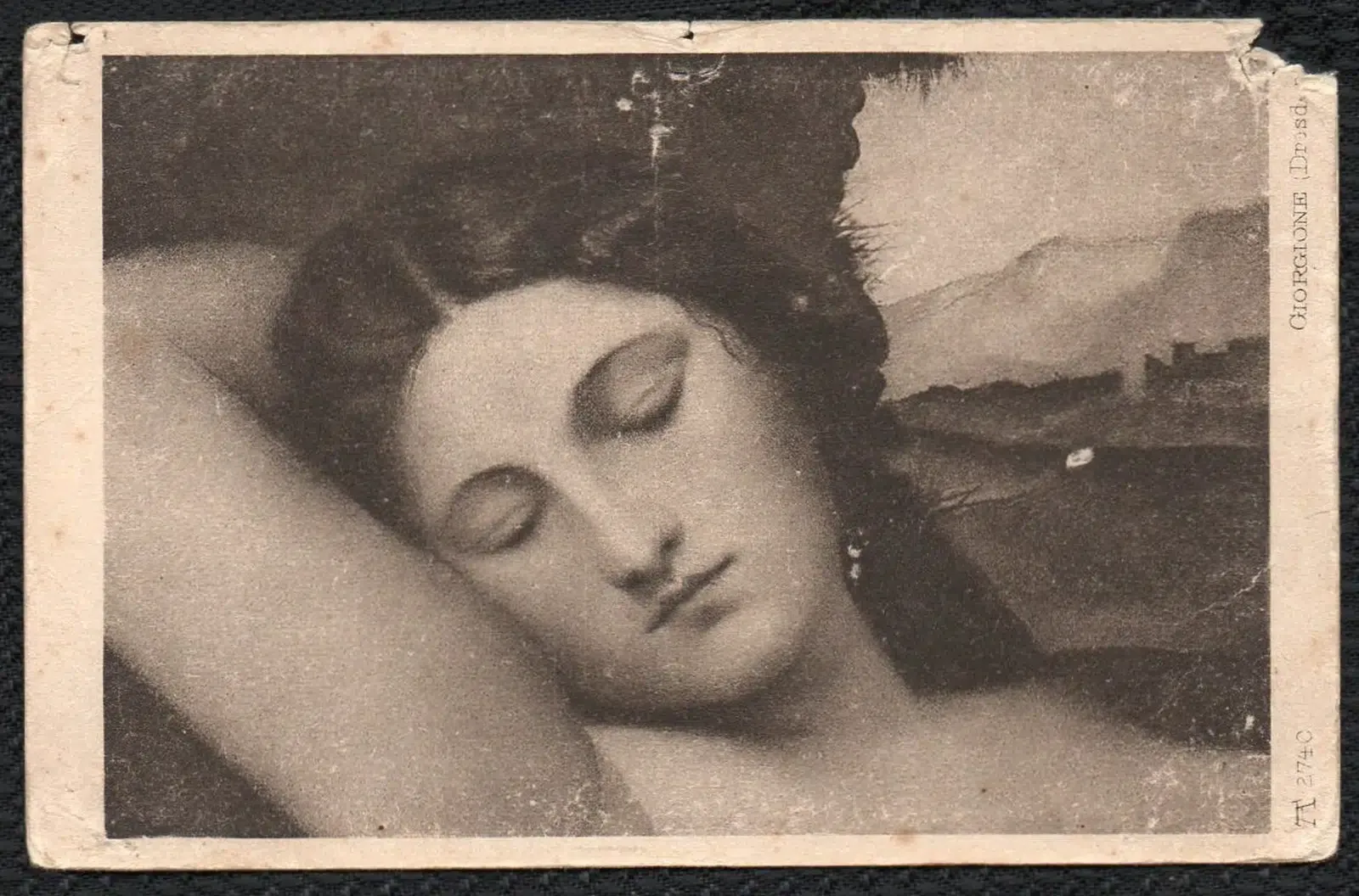 Postkarte mit Schlafende Frau im Freien (ca. 1910–1915).
