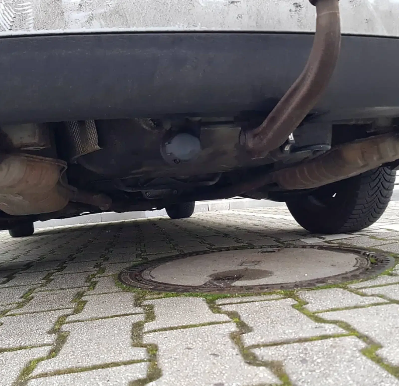 VW Passat Limousine 4 Motion-Baujahr 2003-Silber-AHK-Unterboden