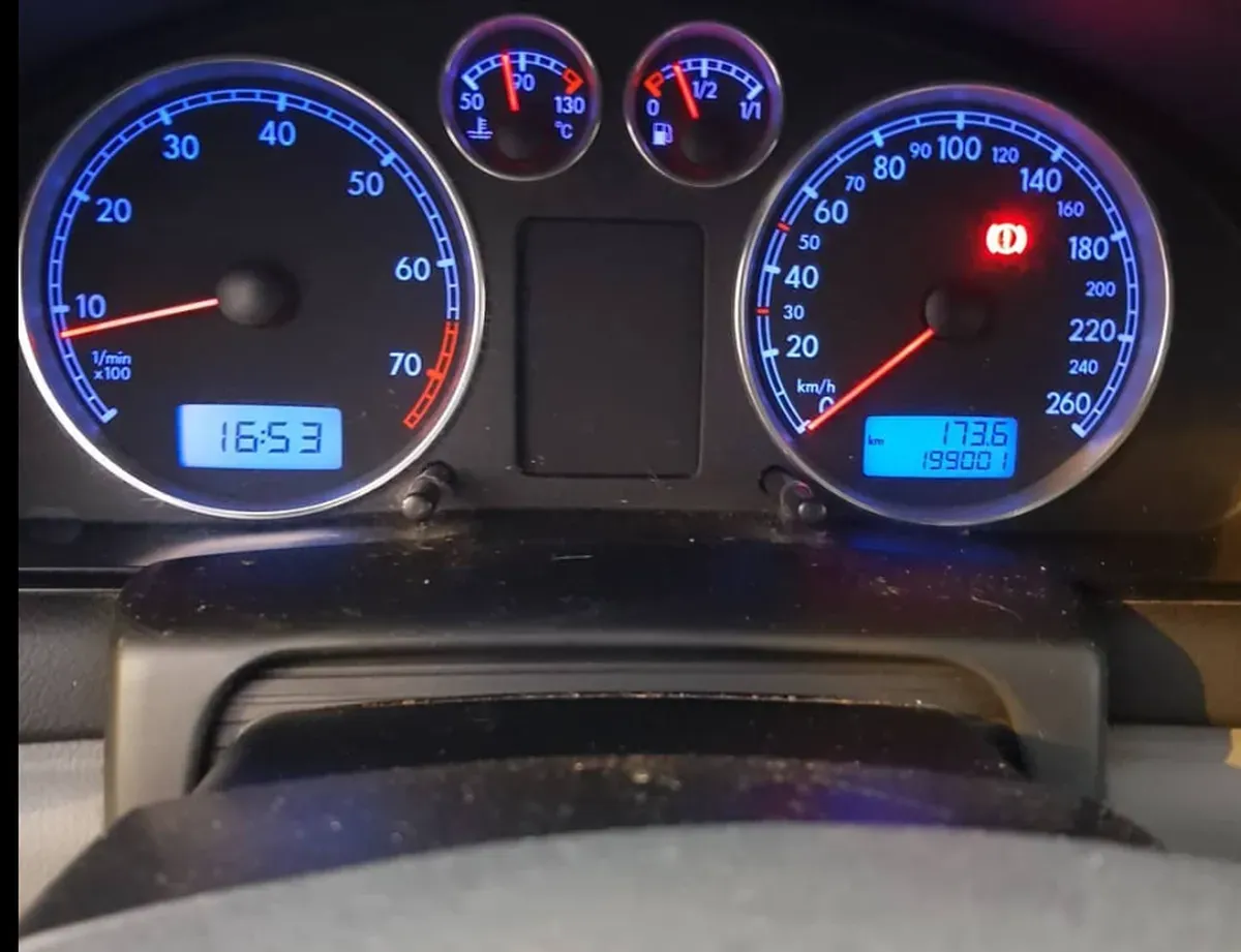 VW Passat 4x4 Silber Baujahr 2003 Innen Display Tacho Bedeutung Blau