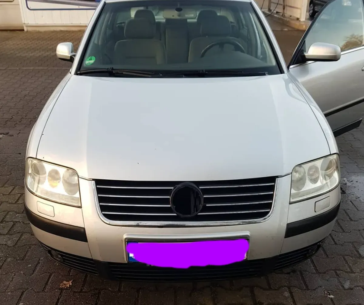 VW Passat 4x4 Silber Front Logo fehlr am Grill  Baujahr 2003 