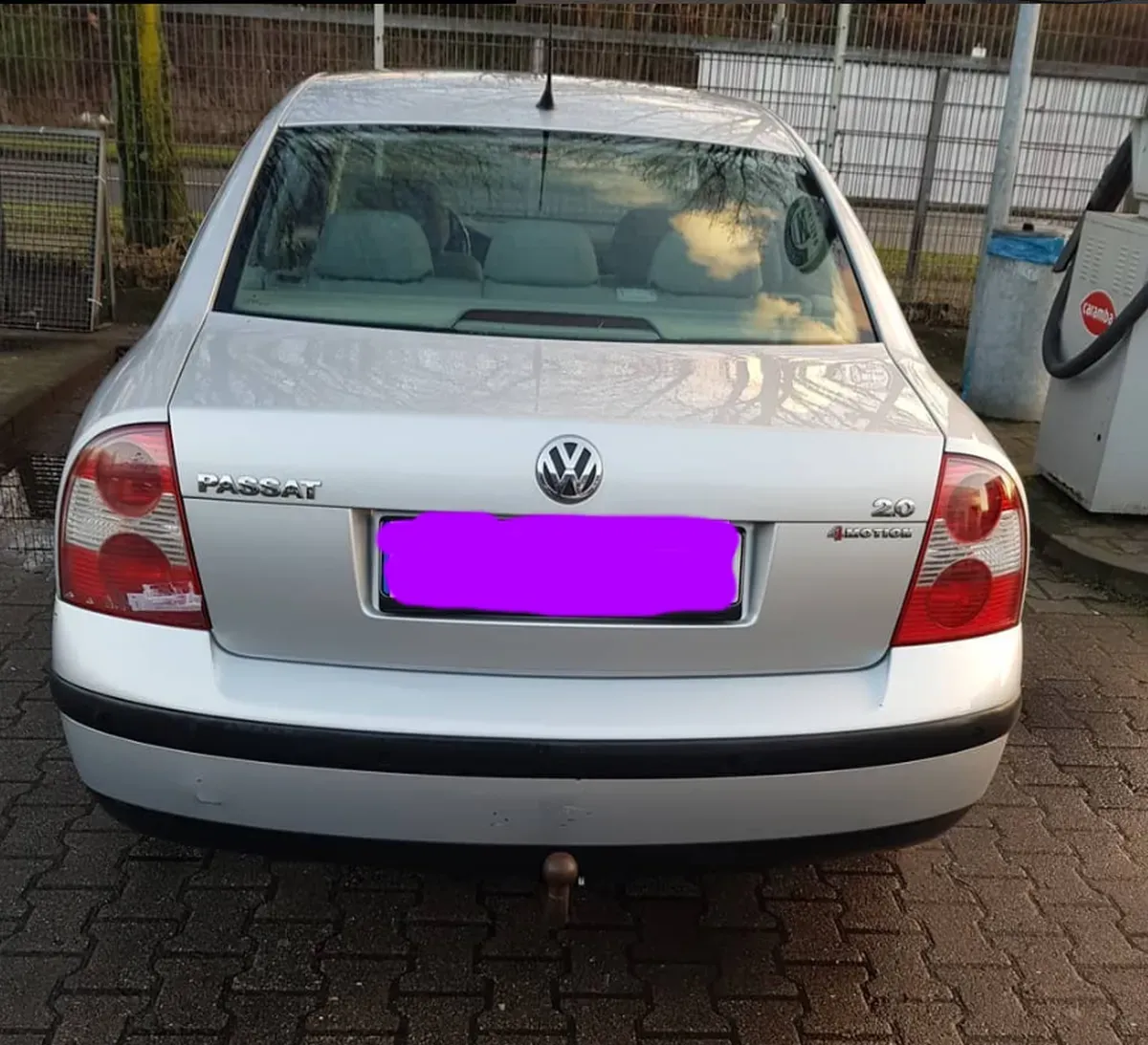 Silberner VW Passat Baujahr 2003 mit Anhängerkupplung in Heckansicht