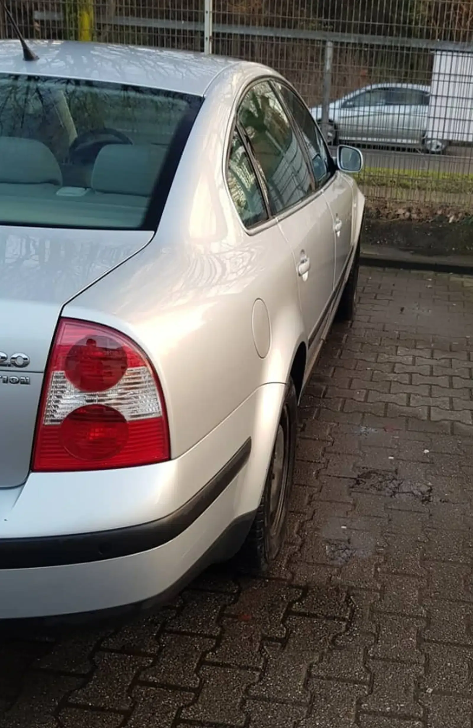 VW Passat Limousine 4 Motion-Baujahr 2003-Silber-Heck-Beifahrerseite