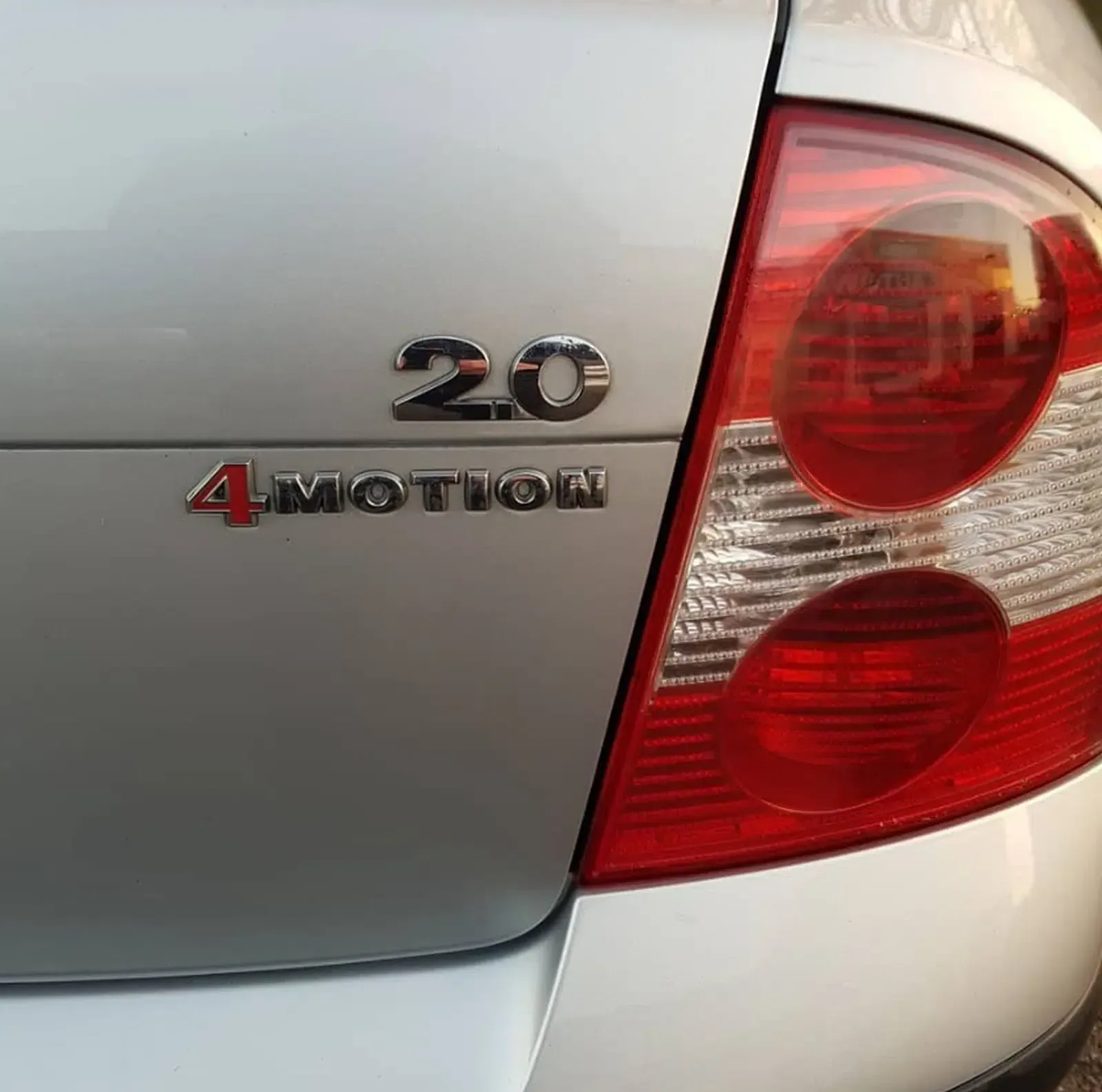 VW Passat Limousine 4 Motion-Baujahr 2003-Silber-Logo 4Motion