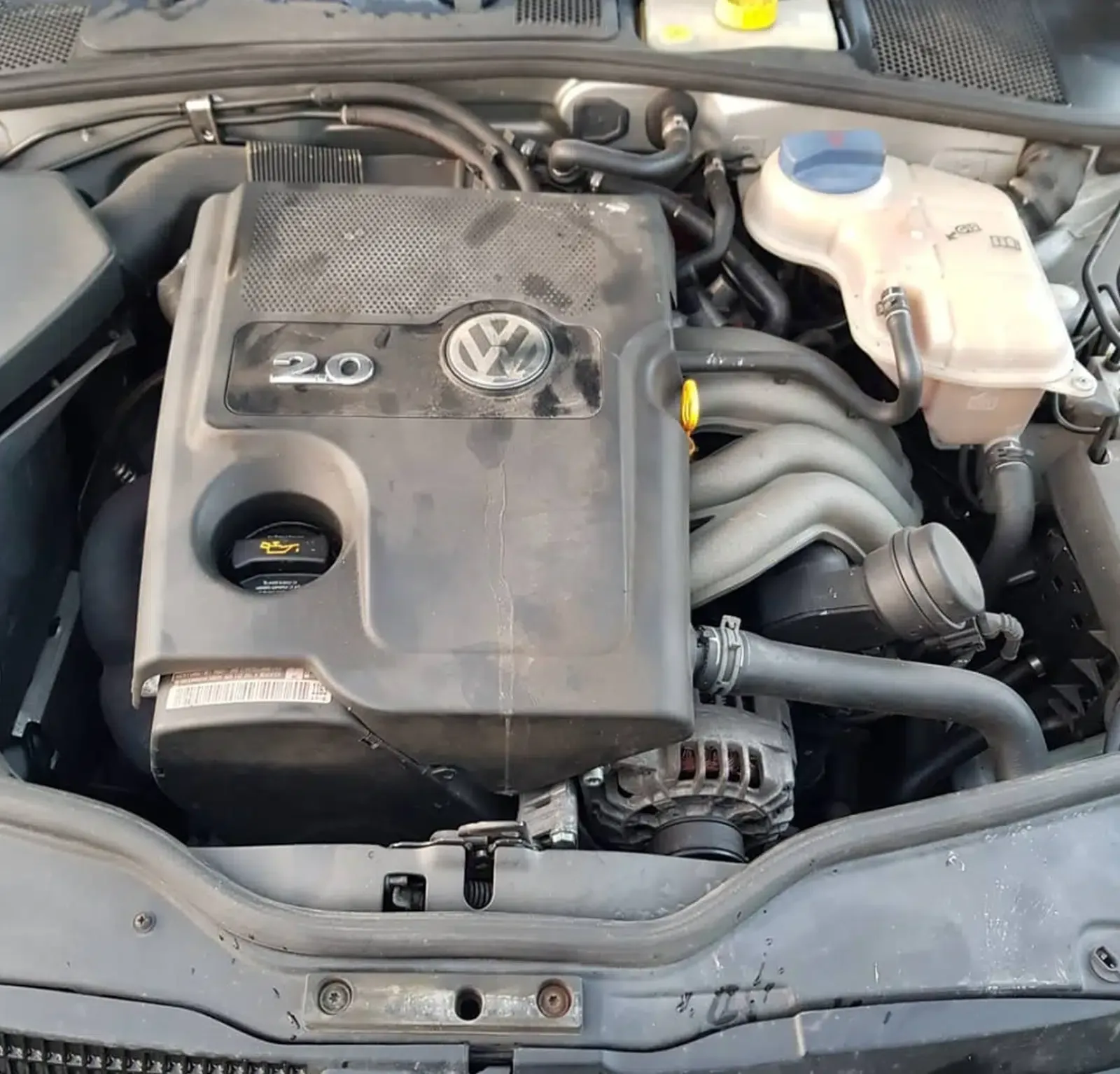 VW Passat Limousine 4 Motion-Baujahr 2003-Silber-Motorraum