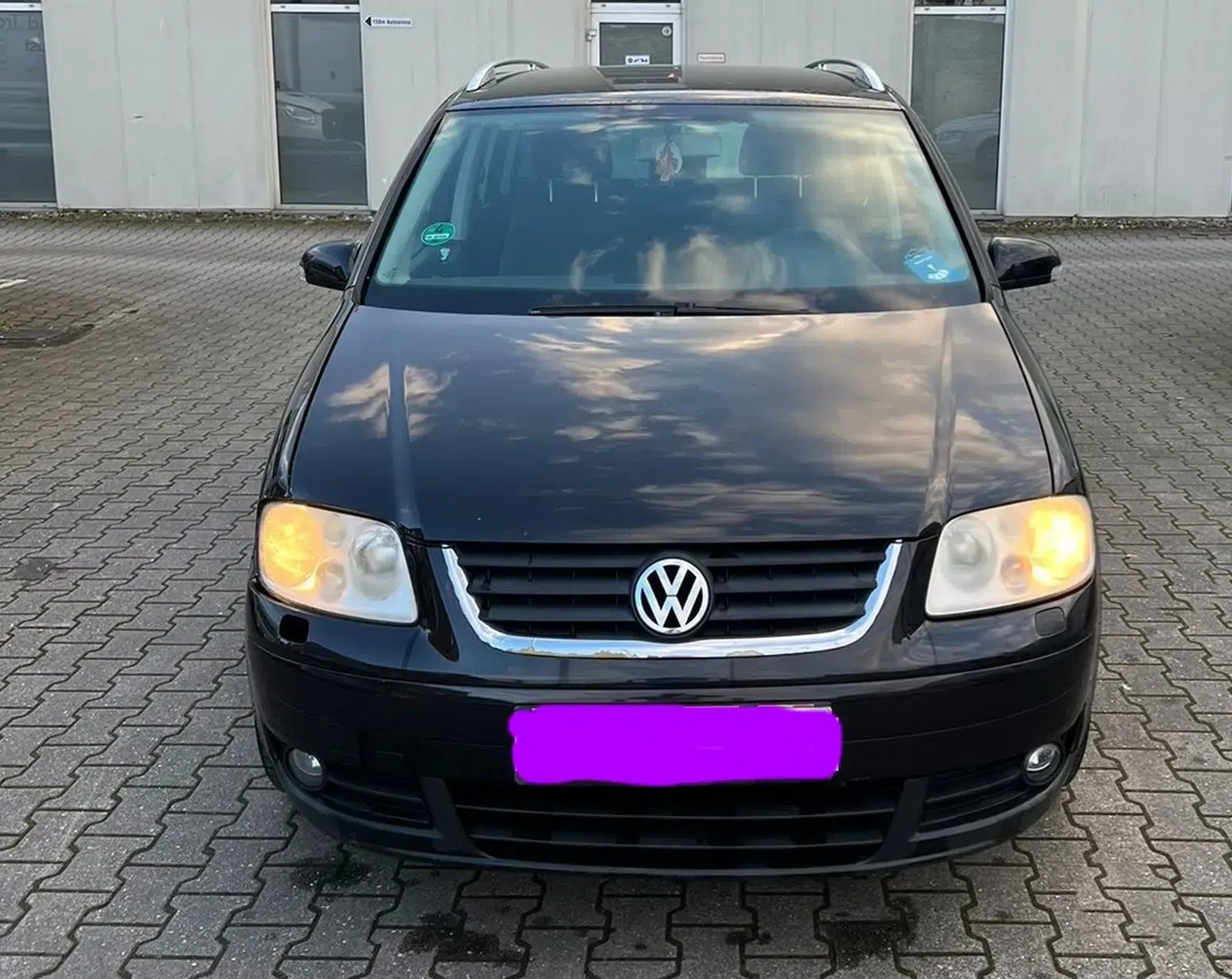 VW Touran-Van-Baujahr 2005-Schwarz-Front