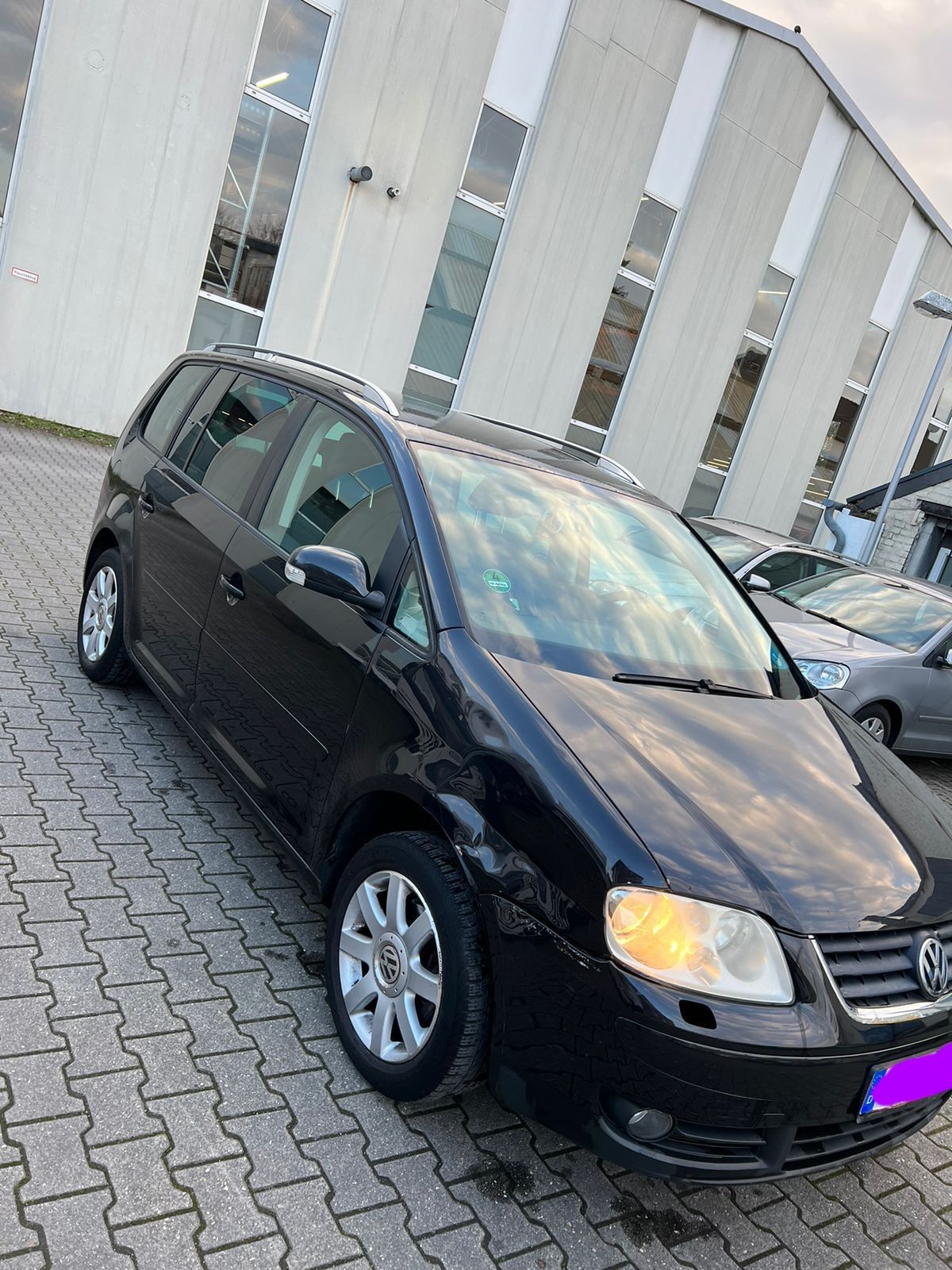 VW Touran-Van-Baujahr 2005-Schwarz-Front-Beifahrerseite