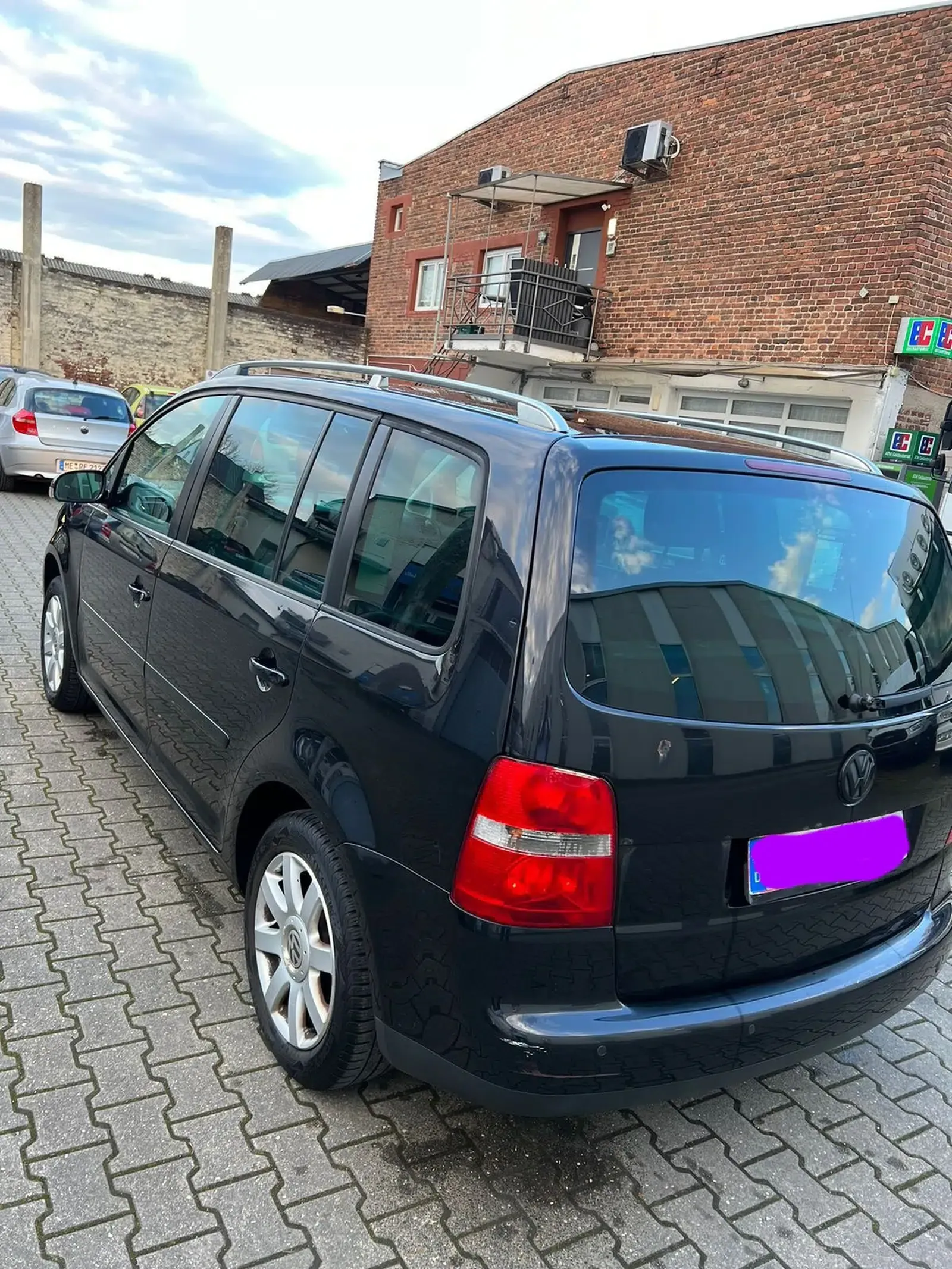 VW Touran-Van-Baujahr 2005-Schwarz-Heck-Fahrerseite