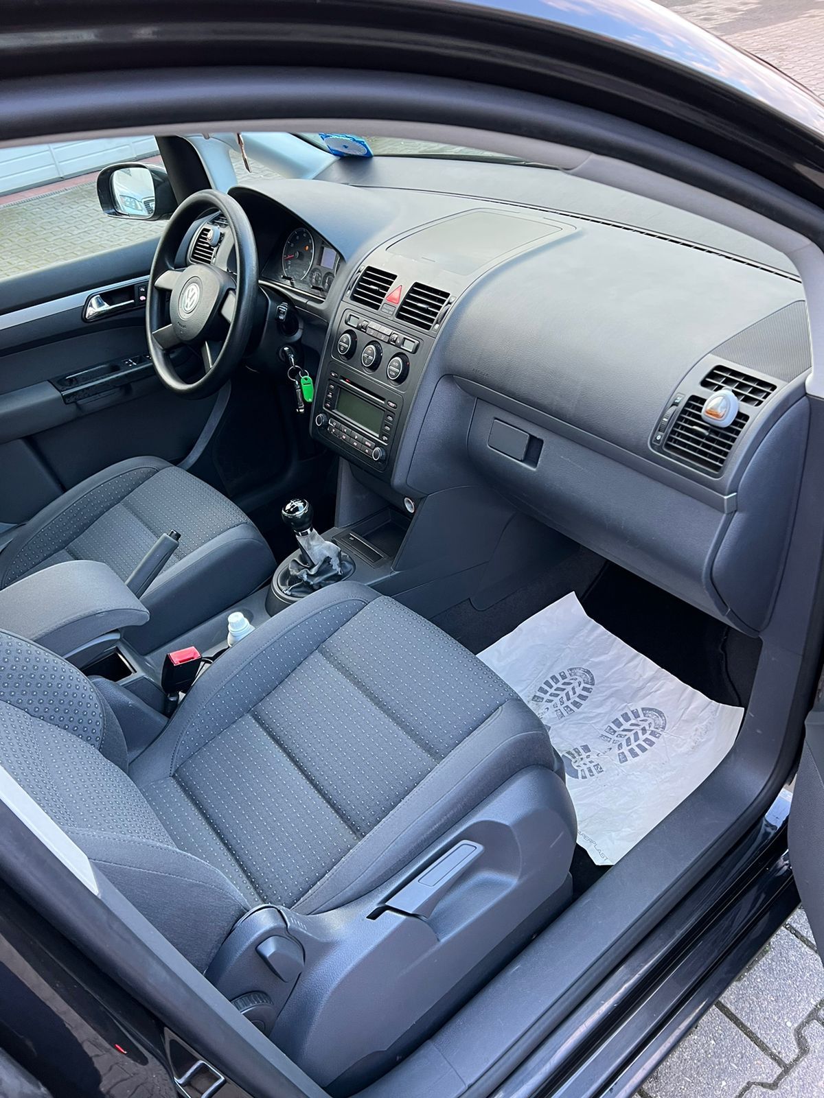 VW Touran-Van-Baujahr 2005-Schwarz-Innenraum-Beifahrerseite